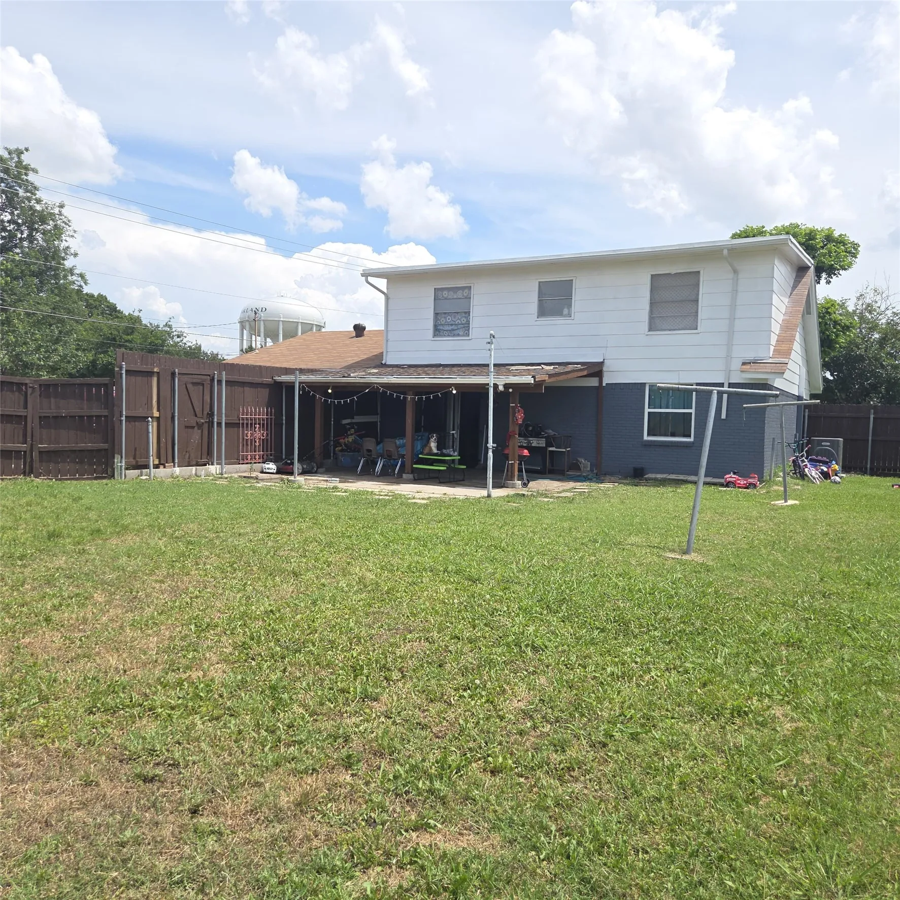 Single Family Residence For Sale in Dallas County , 4001 Burning Tree Lane, Garland, Texas 75042, 4 Bedroom, 2 Bathroom, 2 Garage spaces, 2,068 Sqft, built in 1967, mls#21380051, Real Estate Agent in Garland, Homes For Sale in Dallas county, Homes For Sale in Garland, Realtor in Garland Texas, Real Estate Brokerage Independent Realty Texas, Luminita Cordes Realtor