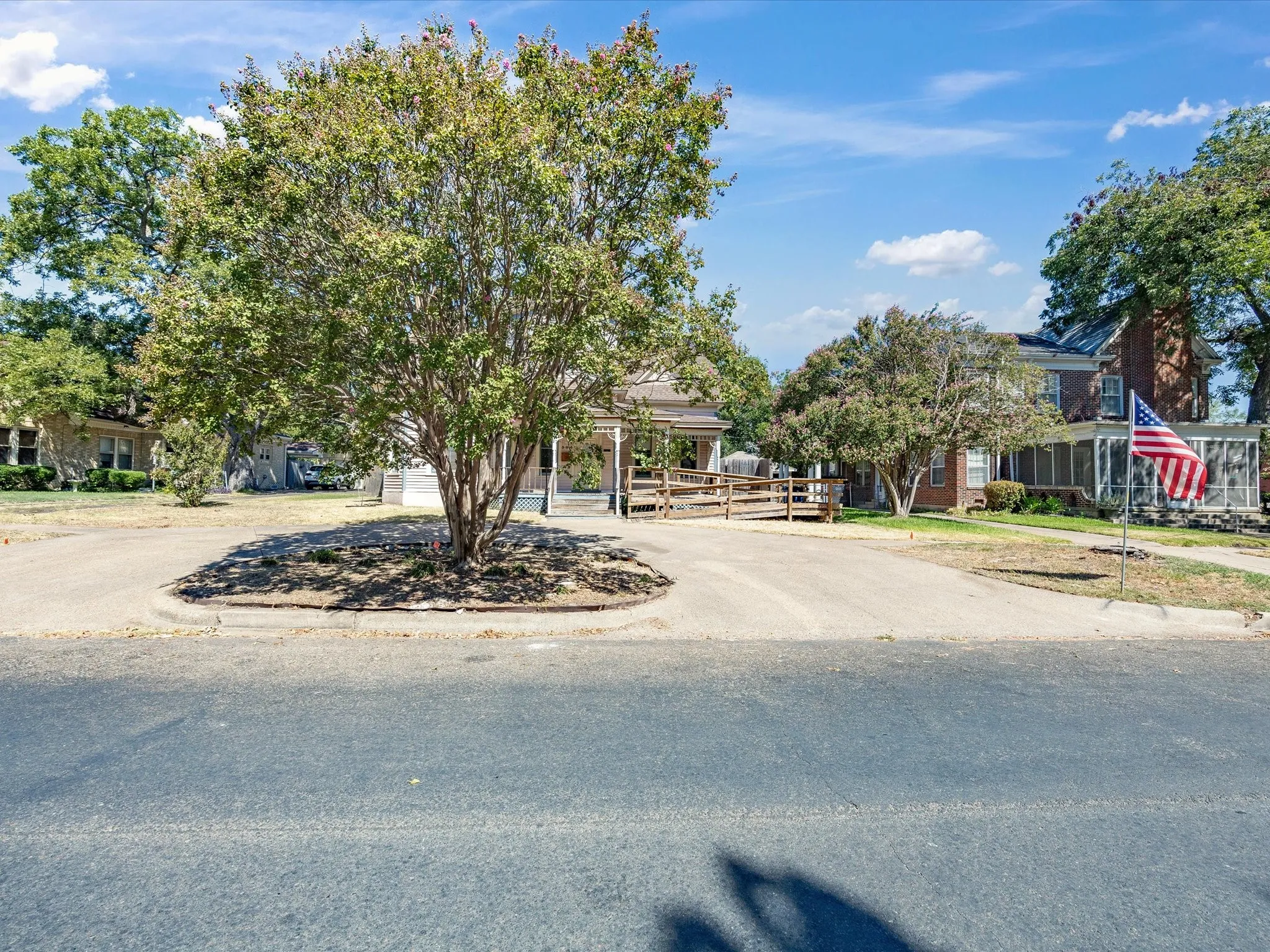 Single Family Residence For Sale in Ellis County , 504 W Knox Street, Ennis, Texas 75119, 3 Bedroom, 3 Bathroom, Garage spaces, 2,376 Sqft, built in 1910, mls#21378048, Real Estate Agent in Ennis, Homes For Sale in Ellis county, Homes For Sale in Ennis, Realtor in Ennis Texas, Real Estate Brokerage Independent Realty Texas, Luminita Cordes Realtor