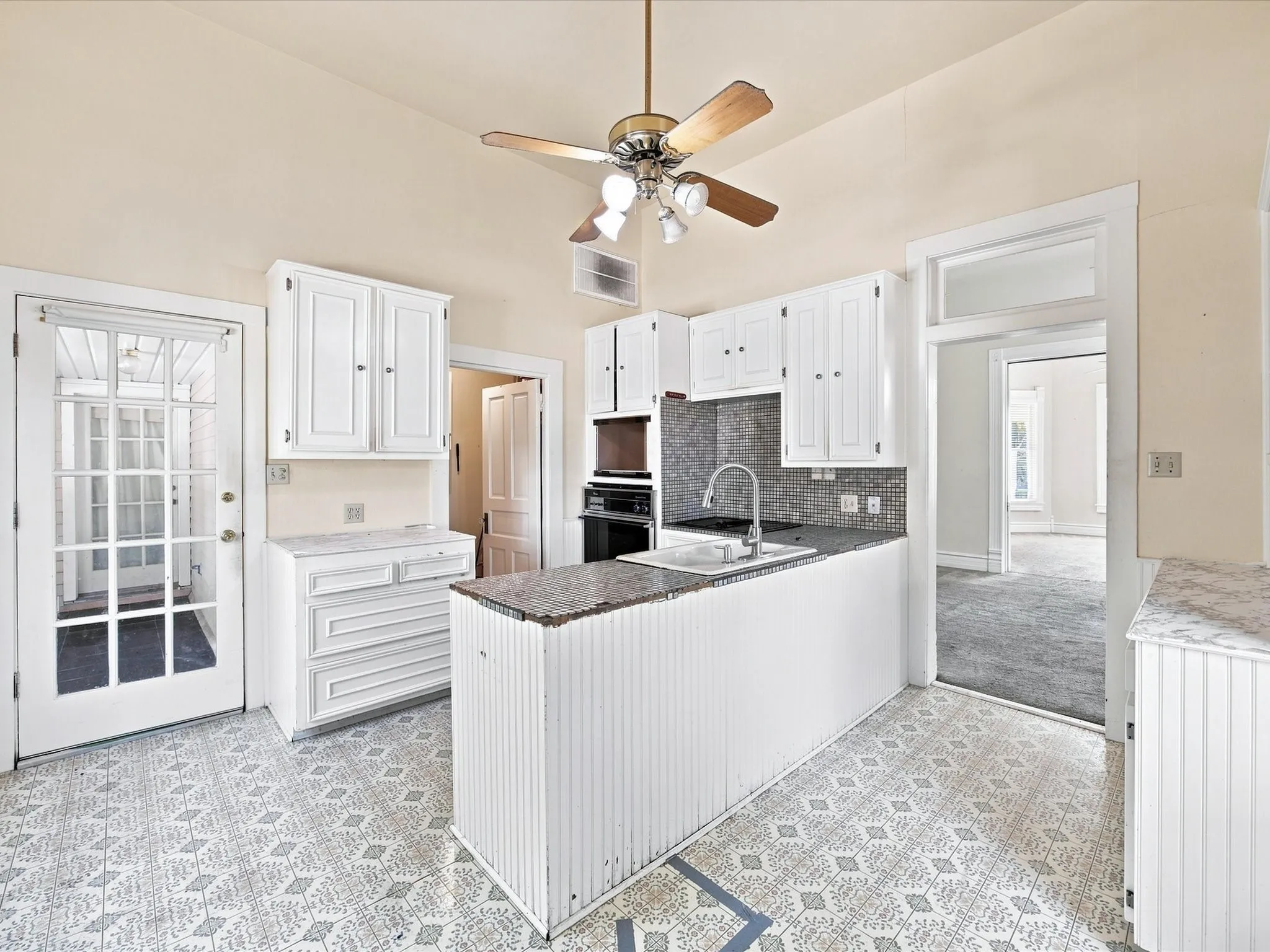 Single Family Residence For Sale in Ellis County , 504 W Knox Street, Ennis, Texas 75119, 3 Bedroom, 3 Bathroom, Garage spaces, 2,376 Sqft, built in 1910, mls#21378048, Real Estate Agent in Ennis, Homes For Sale in Ellis county, Homes For Sale in Ennis, Realtor in Ennis Texas, Real Estate Brokerage Independent Realty Texas, Luminita Cordes Realtor