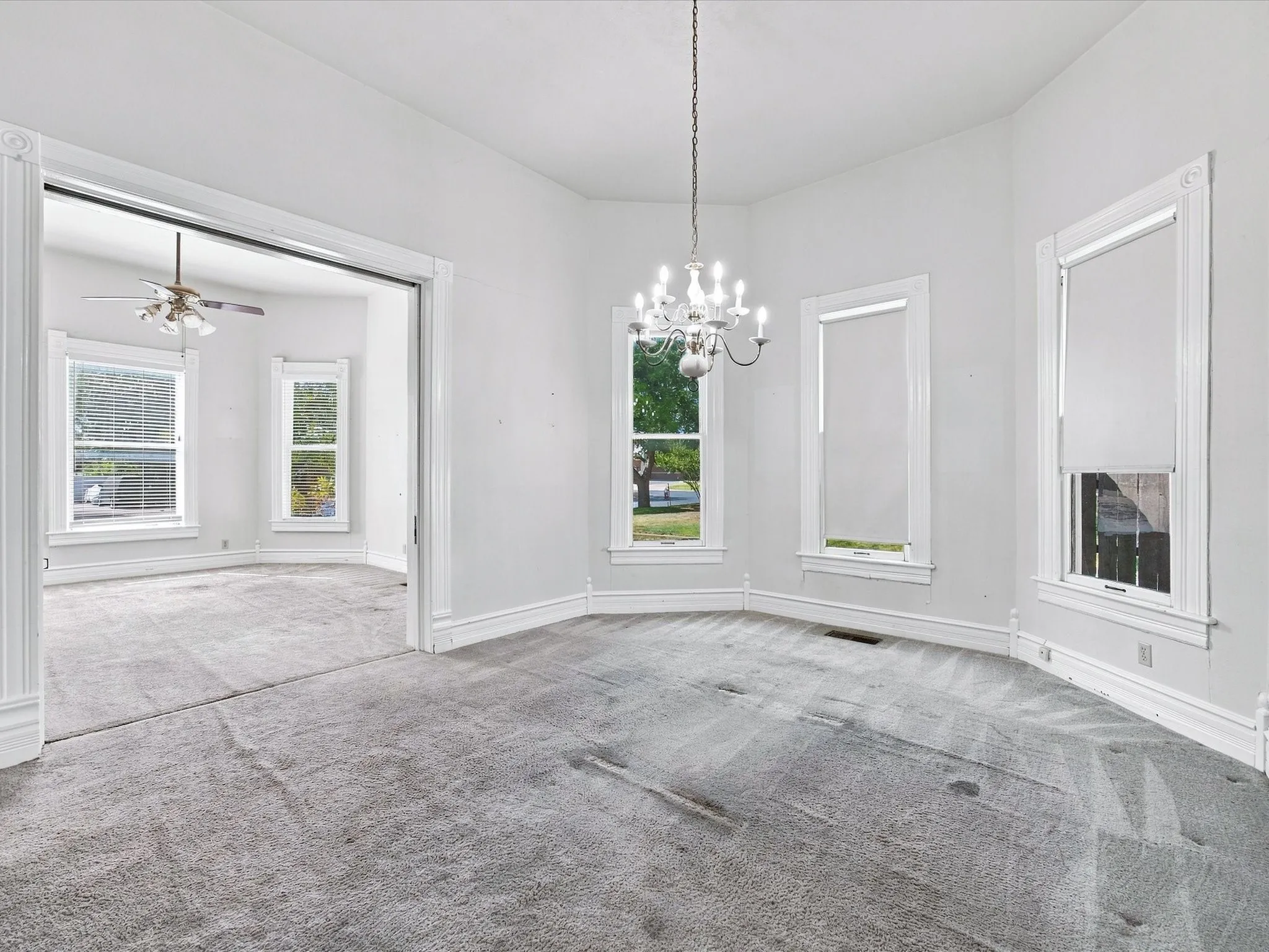 Single Family Residence For Sale in Ellis County , 504 W Knox Street, Ennis, Texas 75119, 3 Bedroom, 3 Bathroom, Garage spaces, 2,376 Sqft, built in 1910, mls#21378048, Real Estate Agent in Ennis, Homes For Sale in Ellis county, Homes For Sale in Ennis, Realtor in Ennis Texas, Real Estate Brokerage Independent Realty Texas, Luminita Cordes Realtor