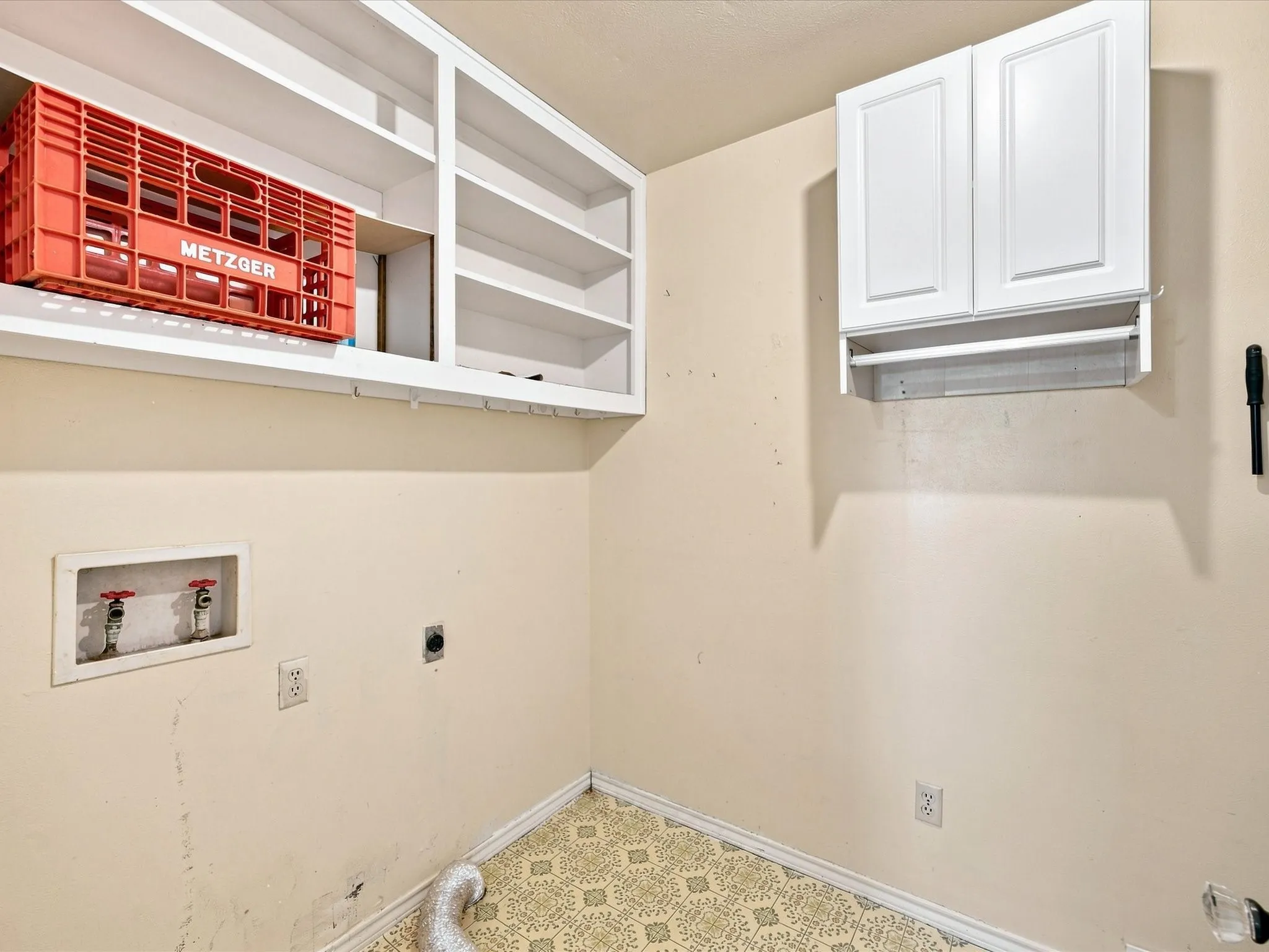 Single Family Residence For Sale in Ellis County , 504 W Knox Street, Ennis, Texas 75119, 3 Bedroom, 3 Bathroom, Garage spaces, 2,376 Sqft, built in 1910, mls#21378048, Real Estate Agent in Ennis, Homes For Sale in Ellis county, Homes For Sale in Ennis, Realtor in Ennis Texas, Real Estate Brokerage Independent Realty Texas, Luminita Cordes Realtor