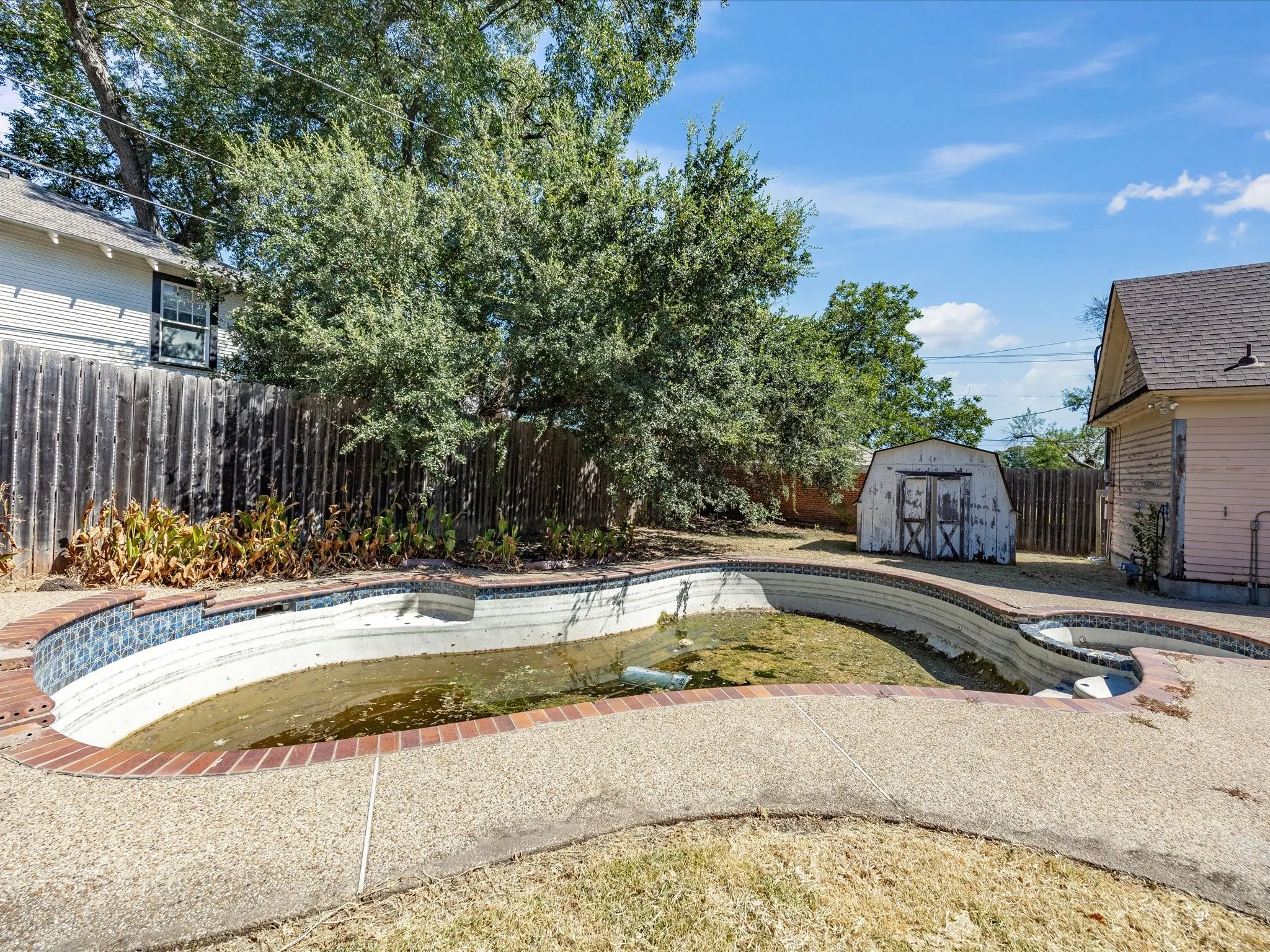 Single Family Residence For Sale in Ellis County , 504 W Knox Street, Ennis, Texas 75119, 3 Bedroom, 3 Bathroom, Garage spaces, 2,376 Sqft, built in 1910, mls#21378048, Real Estate Agent in Ennis, Homes For Sale in Ellis county, Homes For Sale in Ennis, Realtor in Ennis Texas, Real Estate Brokerage Independent Realty Texas, Luminita Cordes Realtor