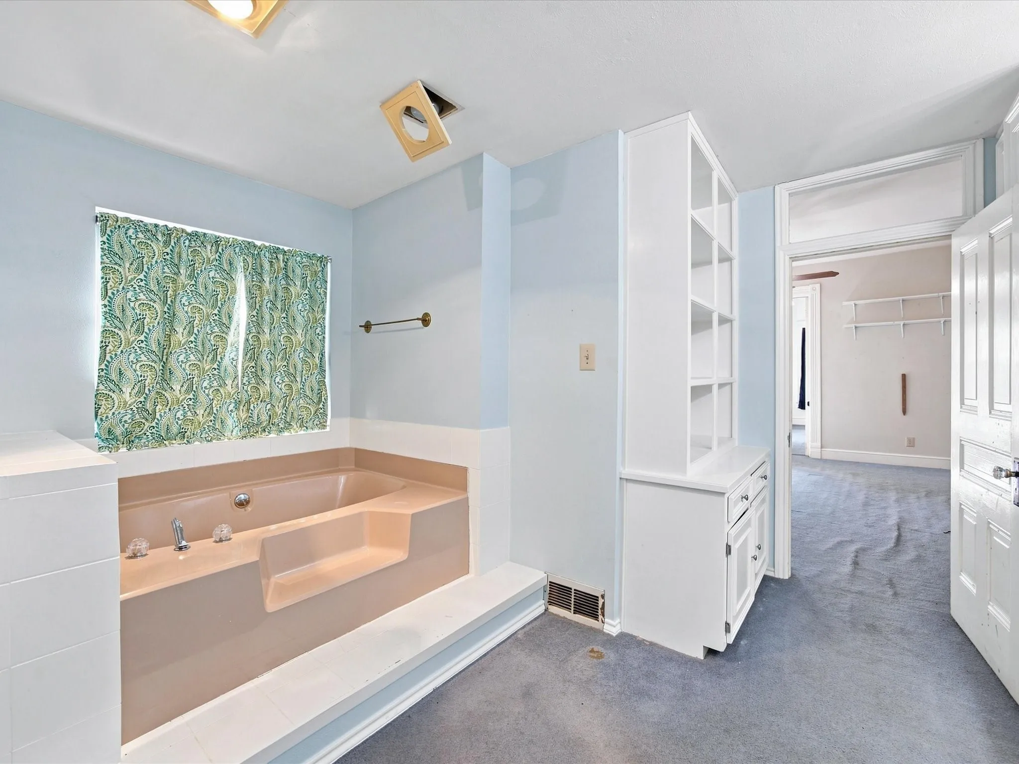 Single Family Residence For Sale in Ellis County , 504 W Knox Street, Ennis, Texas 75119, 3 Bedroom, 3 Bathroom, Garage spaces, 2,376 Sqft, built in 1910, mls#21378048, Real Estate Agent in Ennis, Homes For Sale in Ellis county, Homes For Sale in Ennis, Realtor in Ennis Texas, Real Estate Brokerage Independent Realty Texas, Luminita Cordes Realtor