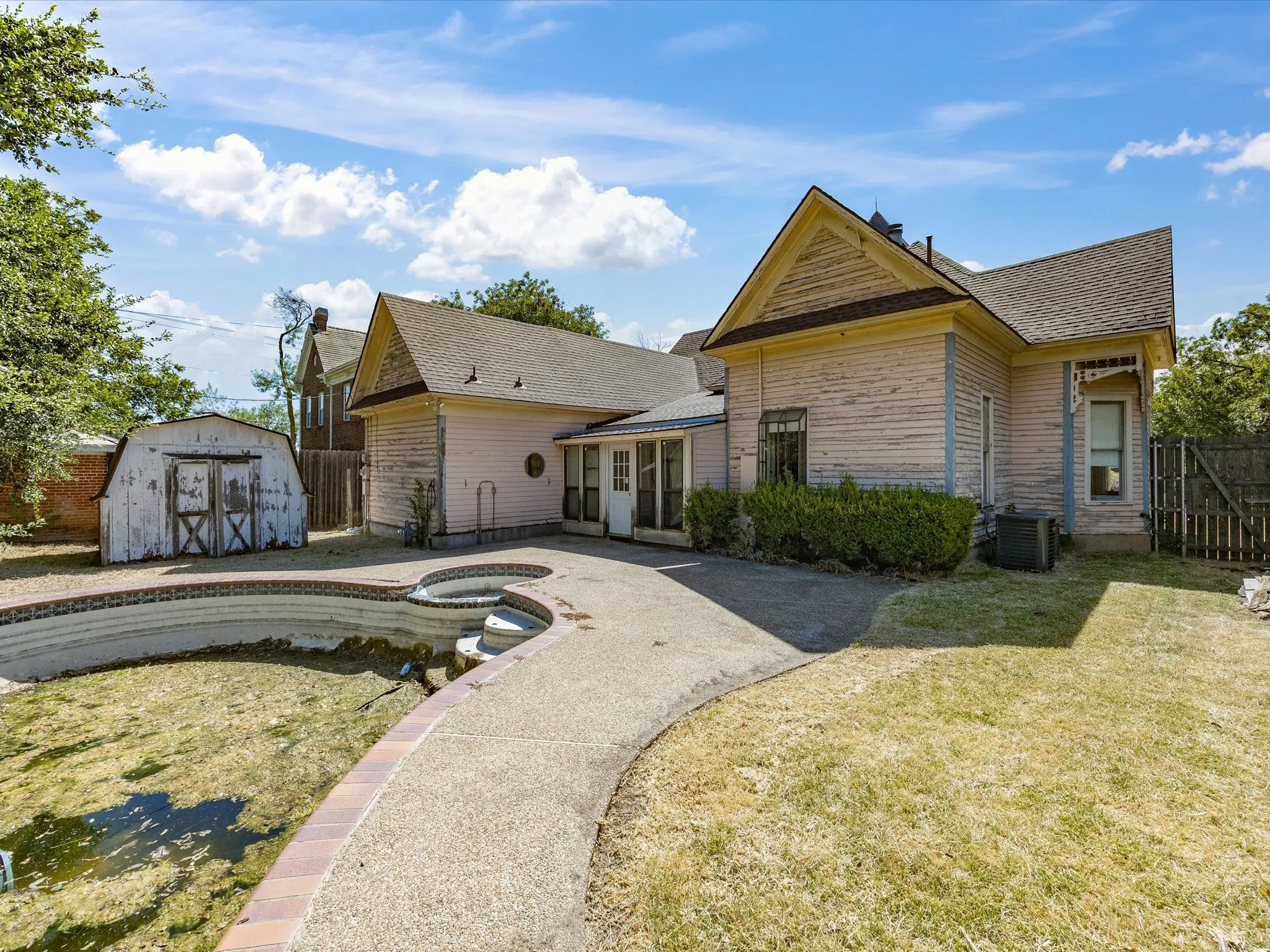 Single Family Residence For Sale in Ellis County , 504 W Knox Street, Ennis, Texas 75119, 3 Bedroom, 3 Bathroom, Garage spaces, 2,376 Sqft, built in 1910, mls#21378048, Real Estate Agent in Ennis, Homes For Sale in Ellis county, Homes For Sale in Ennis, Realtor in Ennis Texas, Real Estate Brokerage Independent Realty Texas, Luminita Cordes Realtor