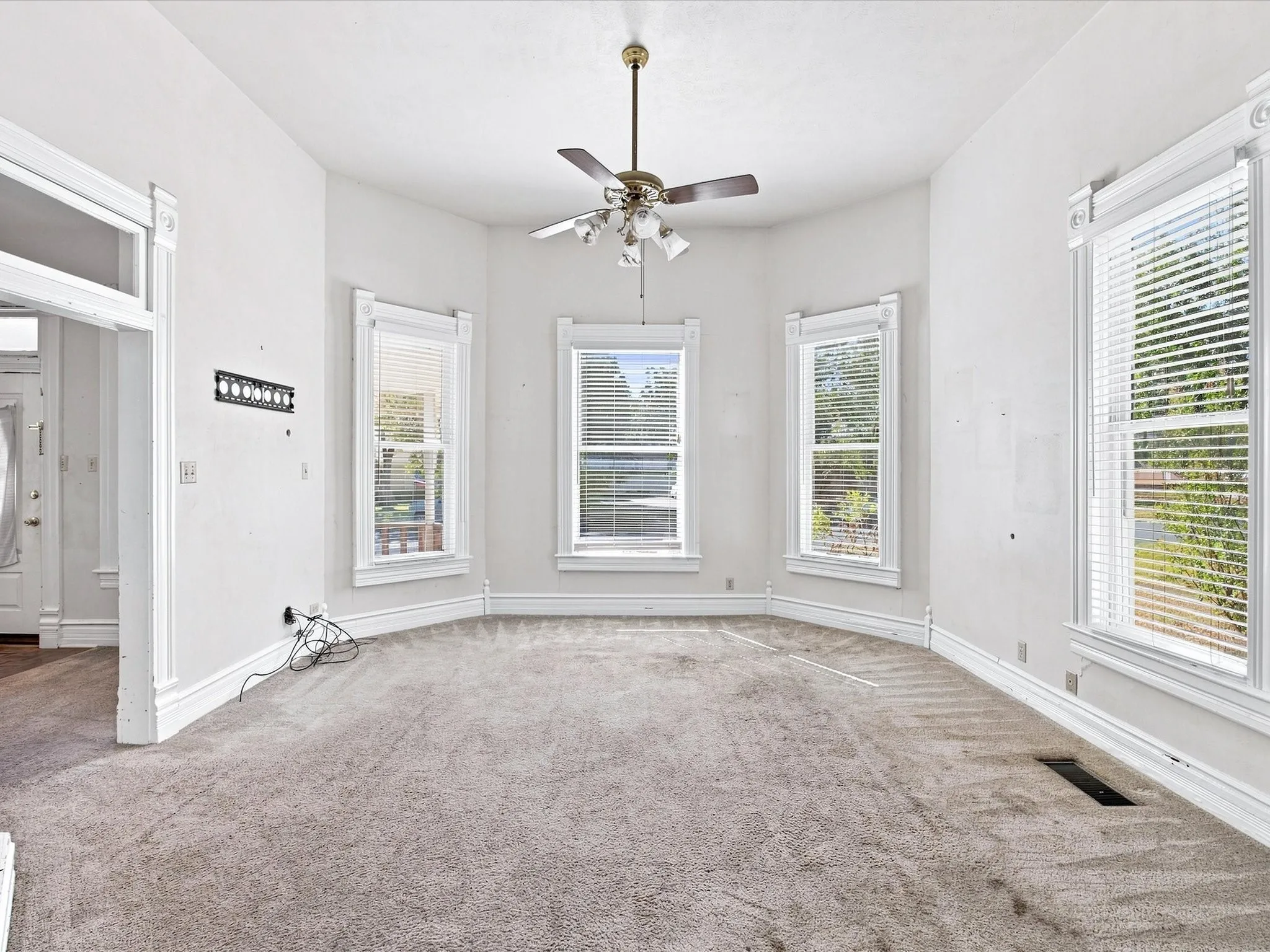 Single Family Residence For Sale in Ellis County , 504 W Knox Street, Ennis, Texas 75119, 3 Bedroom, 3 Bathroom, Garage spaces, 2,376 Sqft, built in 1910, mls#21378048, Real Estate Agent in Ennis, Homes For Sale in Ellis county, Homes For Sale in Ennis, Realtor in Ennis Texas, Real Estate Brokerage Independent Realty Texas, Luminita Cordes Realtor
