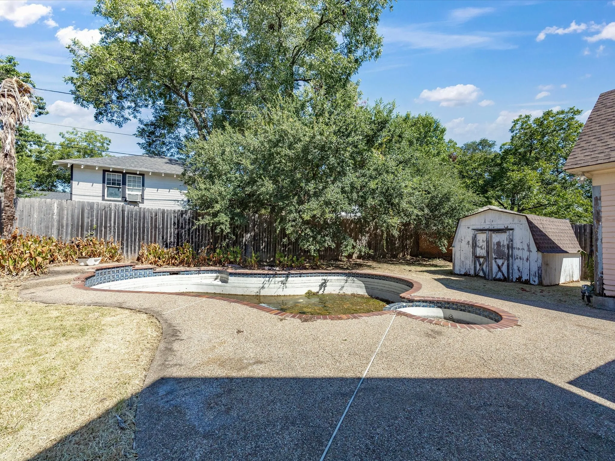 Single Family Residence For Sale in Ellis County , 504 W Knox Street, Ennis, Texas 75119, 3 Bedroom, 3 Bathroom, Garage spaces, 2,376 Sqft, built in 1910, mls#21378048, Real Estate Agent in Ennis, Homes For Sale in Ellis county, Homes For Sale in Ennis, Realtor in Ennis Texas, Real Estate Brokerage Independent Realty Texas, Luminita Cordes Realtor