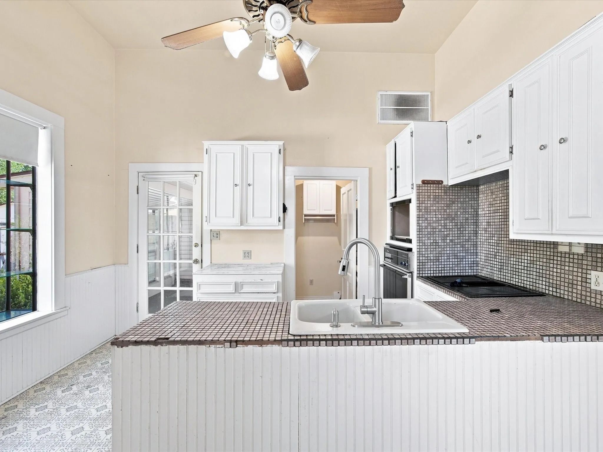 Single Family Residence For Sale in Ellis County , 504 W Knox Street, Ennis, Texas 75119, 3 Bedroom, 3 Bathroom, Garage spaces, 2,376 Sqft, built in 1910, mls#21378048, Real Estate Agent in Ennis, Homes For Sale in Ellis county, Homes For Sale in Ennis, Realtor in Ennis Texas, Real Estate Brokerage Independent Realty Texas, Luminita Cordes Realtor