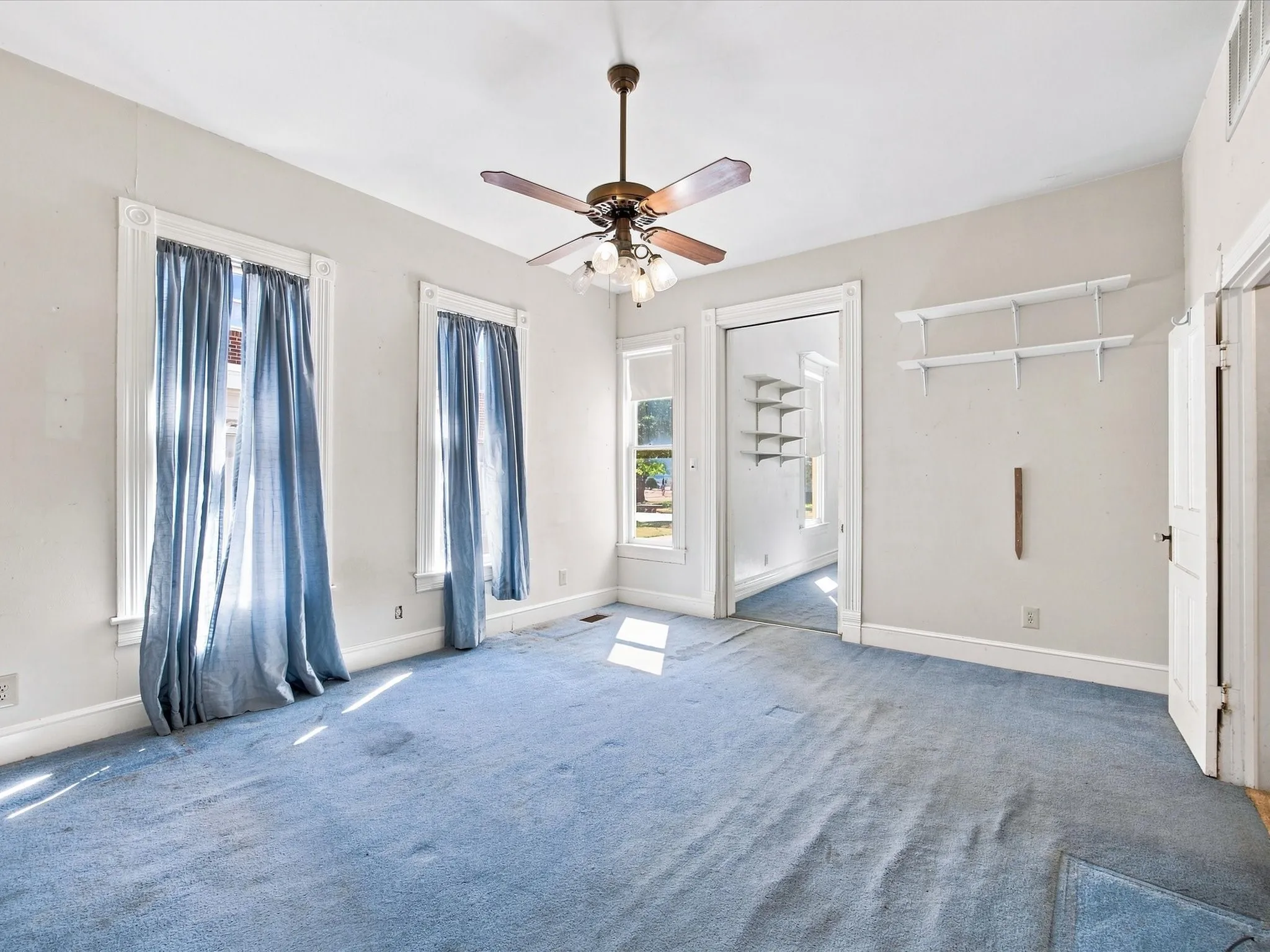 Single Family Residence For Sale in Ellis County , 504 W Knox Street, Ennis, Texas 75119, 3 Bedroom, 3 Bathroom, Garage spaces, 2,376 Sqft, built in 1910, mls#21378048, Real Estate Agent in Ennis, Homes For Sale in Ellis county, Homes For Sale in Ennis, Realtor in Ennis Texas, Real Estate Brokerage Independent Realty Texas, Luminita Cordes Realtor