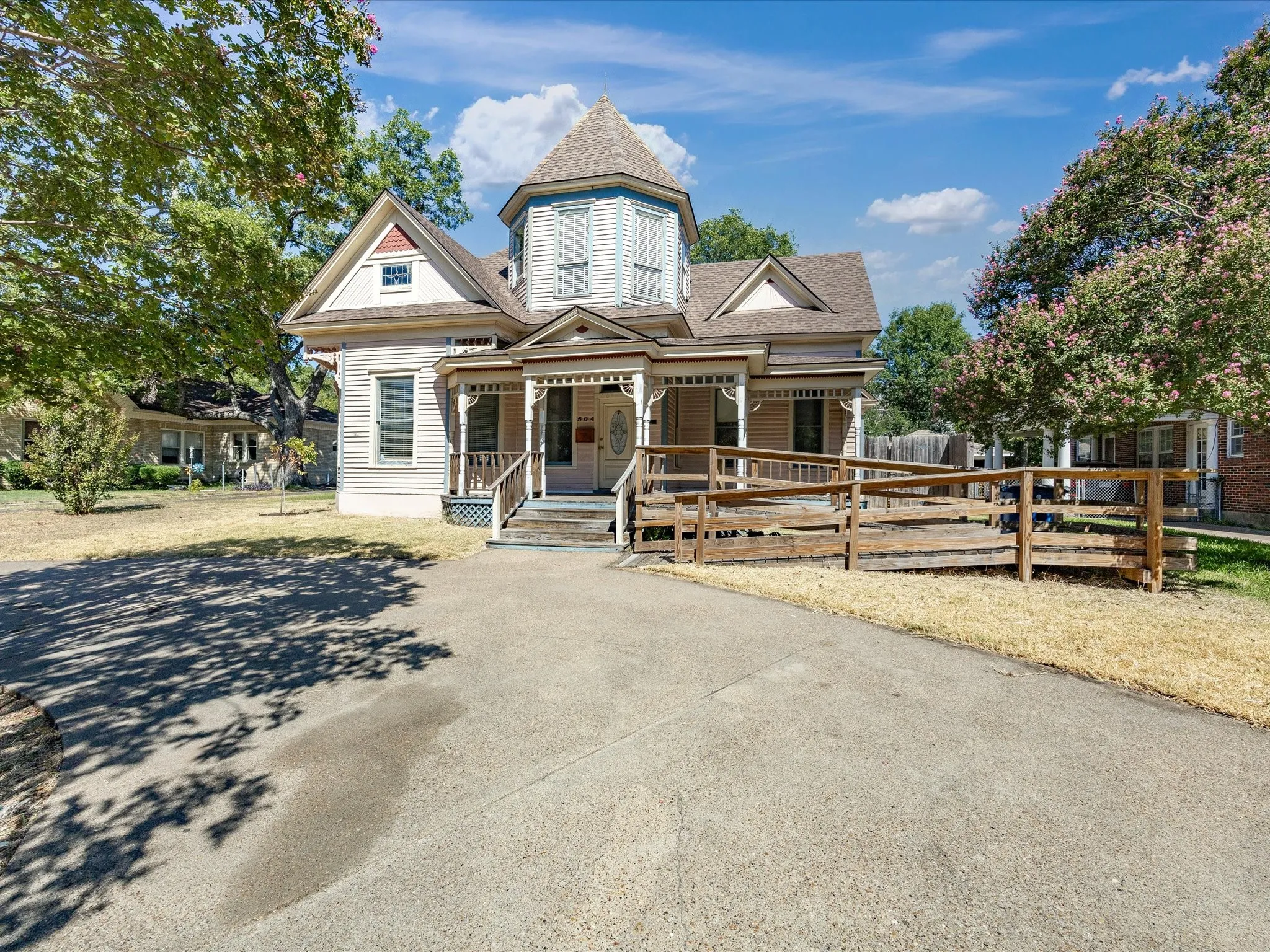 Single Family Residence For Sale in Ellis County , 504 W Knox Street, Ennis, Texas 75119, 3 Bedroom, 3 Bathroom, Garage spaces, 2,376 Sqft, built in 1910, mls#21378048, Real Estate Agent in Ennis, Homes For Sale in Ellis county, Homes For Sale in Ennis, Realtor in Ennis Texas, Real Estate Brokerage Independent Realty Texas, Luminita Cordes Realtor