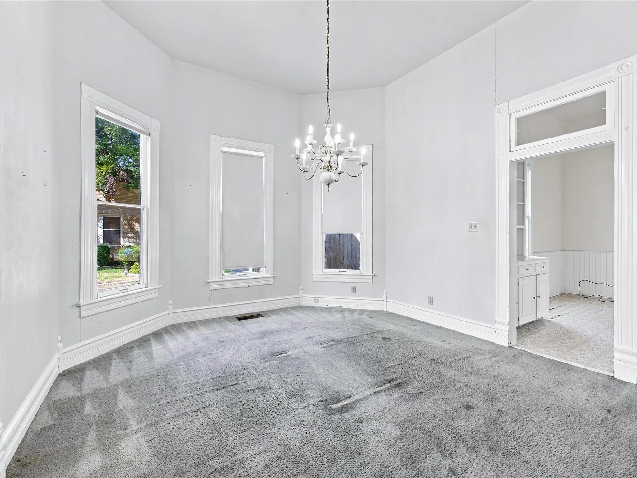 Single Family Residence For Sale in Ellis County , 504 W Knox Street, Ennis, Texas 75119, 3 Bedroom, 3 Bathroom, Garage spaces, 2,376 Sqft, built in 1910, mls#21378048, Real Estate Agent in Ennis, Homes For Sale in Ellis county, Homes For Sale in Ennis, Realtor in Ennis Texas, Real Estate Brokerage Independent Realty Texas, Luminita Cordes Realtor
