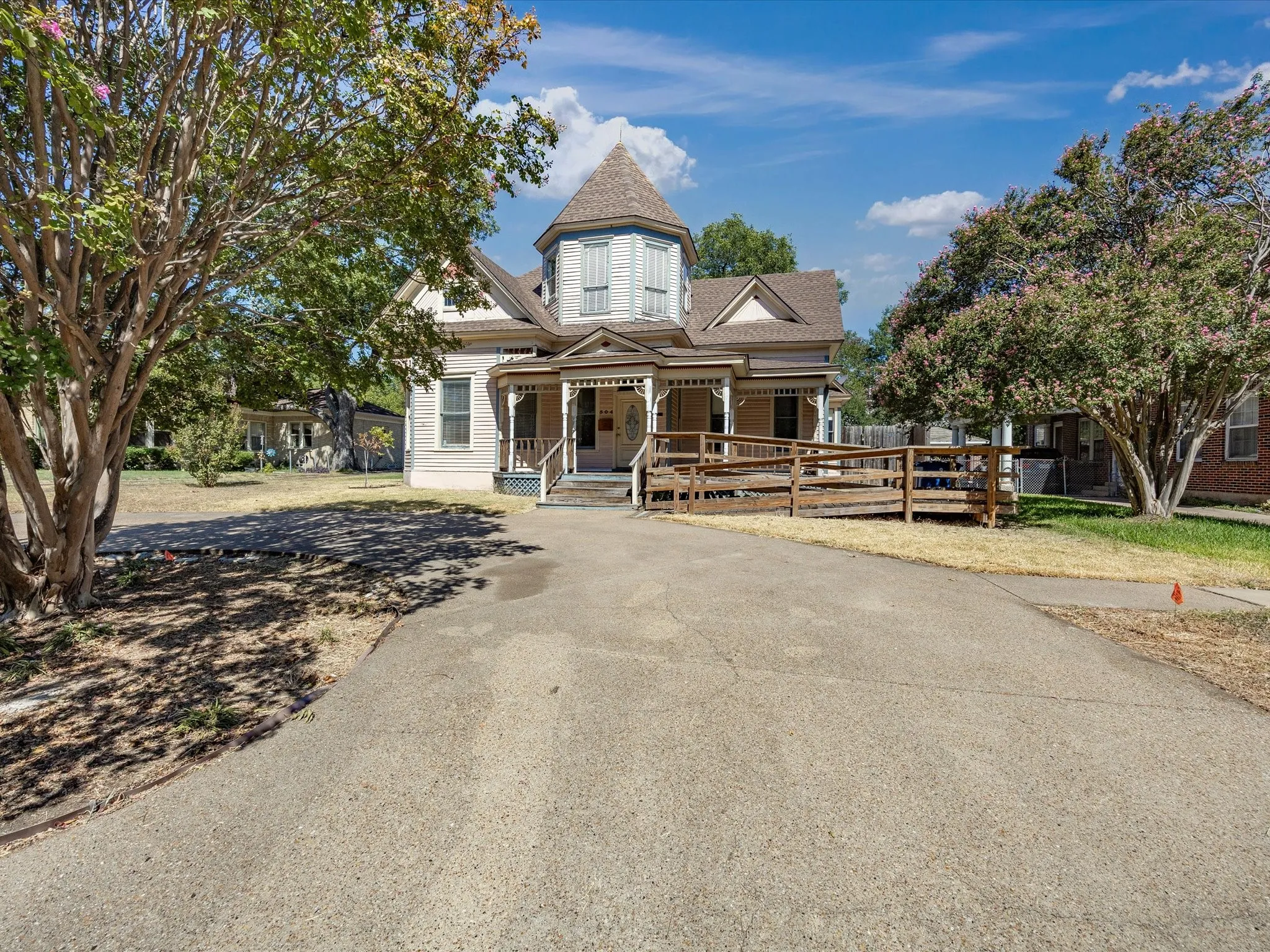Single Family Residence For Sale in Ellis County , 504 W Knox Street, Ennis, Texas 75119, 3 Bedroom, 3 Bathroom, Garage spaces, 2,376 Sqft, built in 1910, mls#21378048, Real Estate Agent in Ennis, Homes For Sale in Ellis county, Homes For Sale in Ennis, Realtor in Ennis Texas, Real Estate Brokerage Independent Realty Texas, Luminita Cordes Realtor