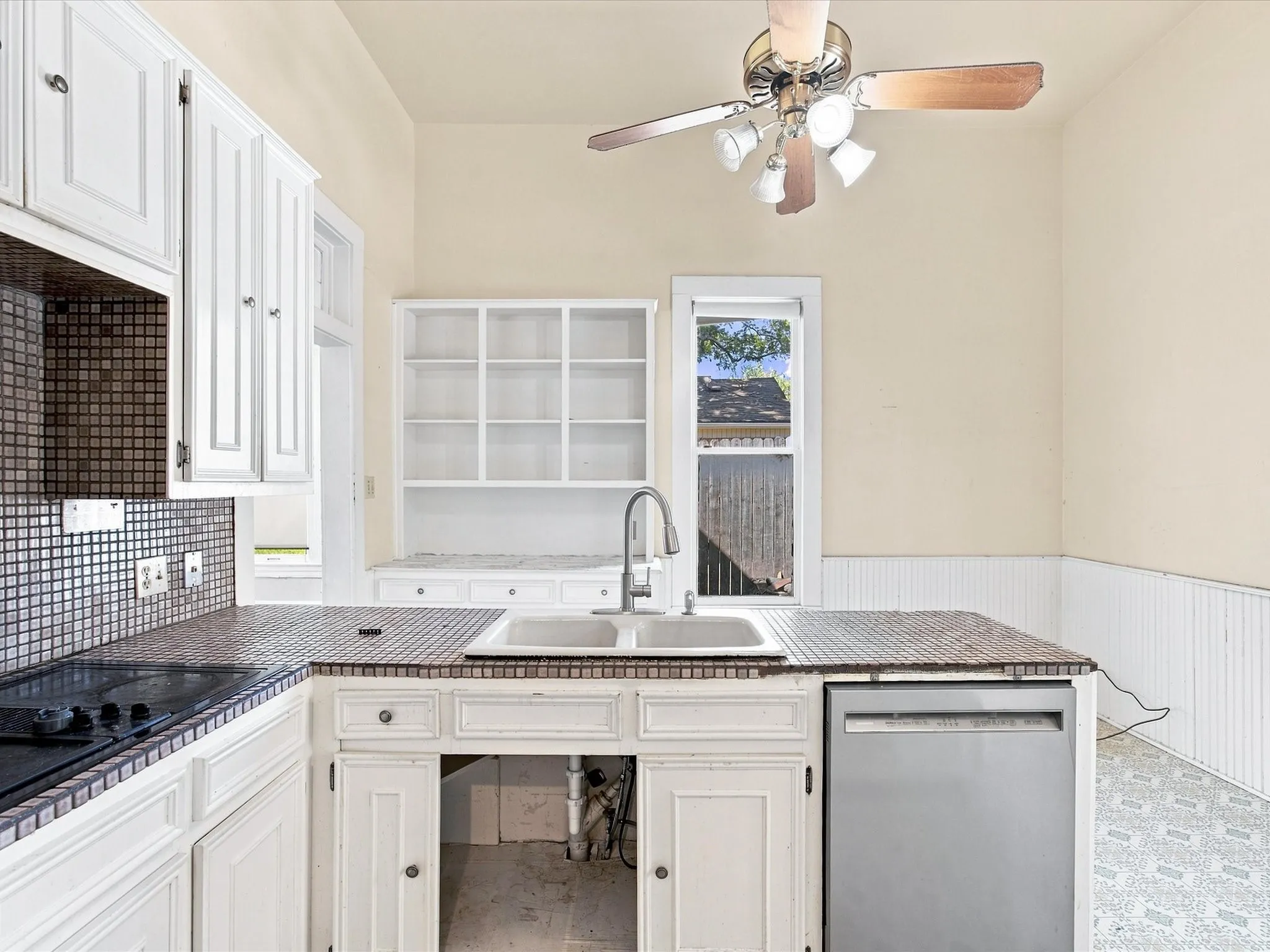 Single Family Residence For Sale in Ellis County , 504 W Knox Street, Ennis, Texas 75119, 3 Bedroom, 3 Bathroom, Garage spaces, 2,376 Sqft, built in 1910, mls#21378048, Real Estate Agent in Ennis, Homes For Sale in Ellis county, Homes For Sale in Ennis, Realtor in Ennis Texas, Real Estate Brokerage Independent Realty Texas, Luminita Cordes Realtor