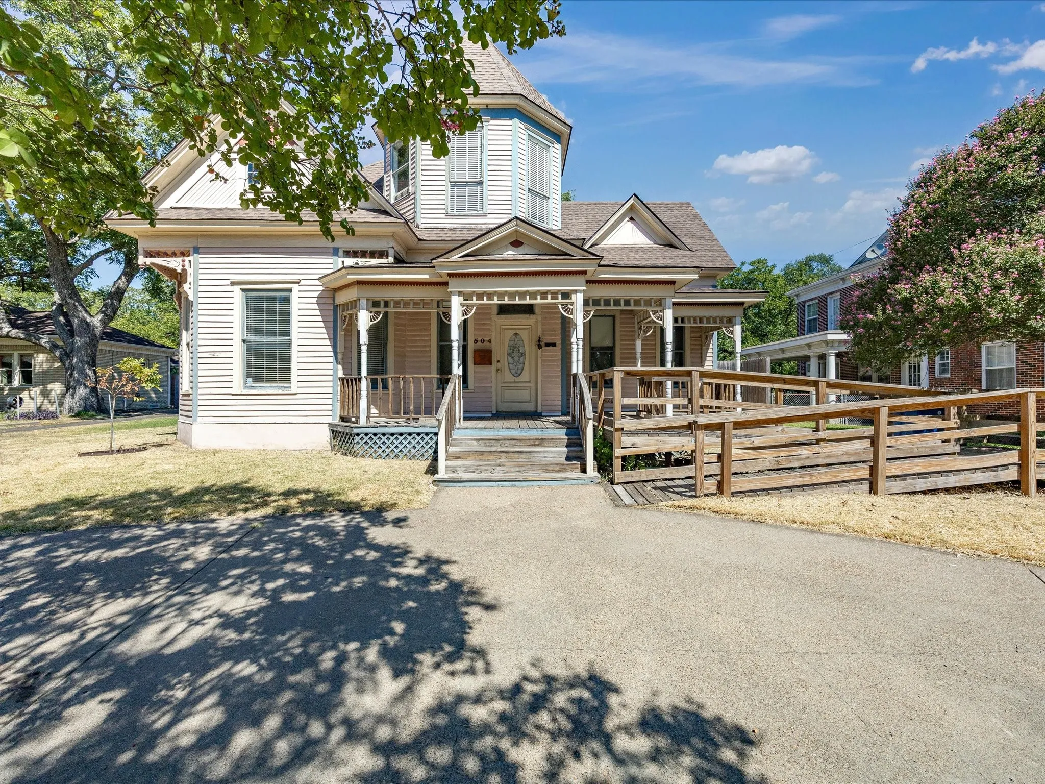 Single Family Residence For Sale in Ellis County , 504 W Knox Street, Ennis, Texas 75119, 3 Bedroom, 3 Bathroom, Garage spaces, 2,376 Sqft, built in 1910, mls#21378048, Real Estate Agent in Ennis, Homes For Sale in Ellis county, Homes For Sale in Ennis, Realtor in Ennis Texas, Real Estate Brokerage Independent Realty Texas, Luminita Cordes Realtor