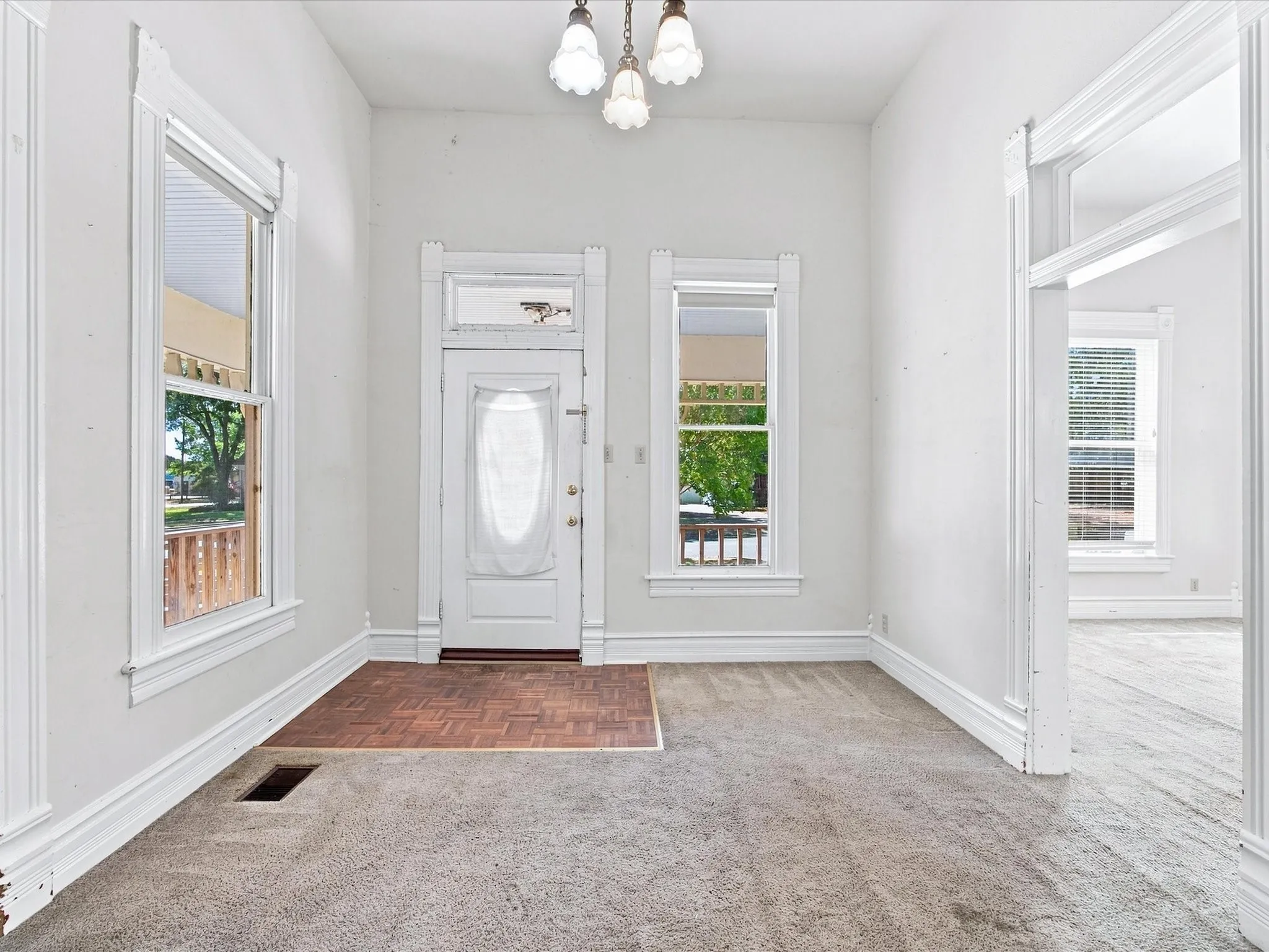 Single Family Residence For Sale in Ellis County , 504 W Knox Street, Ennis, Texas 75119, 3 Bedroom, 3 Bathroom, Garage spaces, 2,376 Sqft, built in 1910, mls#21378048, Real Estate Agent in Ennis, Homes For Sale in Ellis county, Homes For Sale in Ennis, Realtor in Ennis Texas, Real Estate Brokerage Independent Realty Texas, Luminita Cordes Realtor