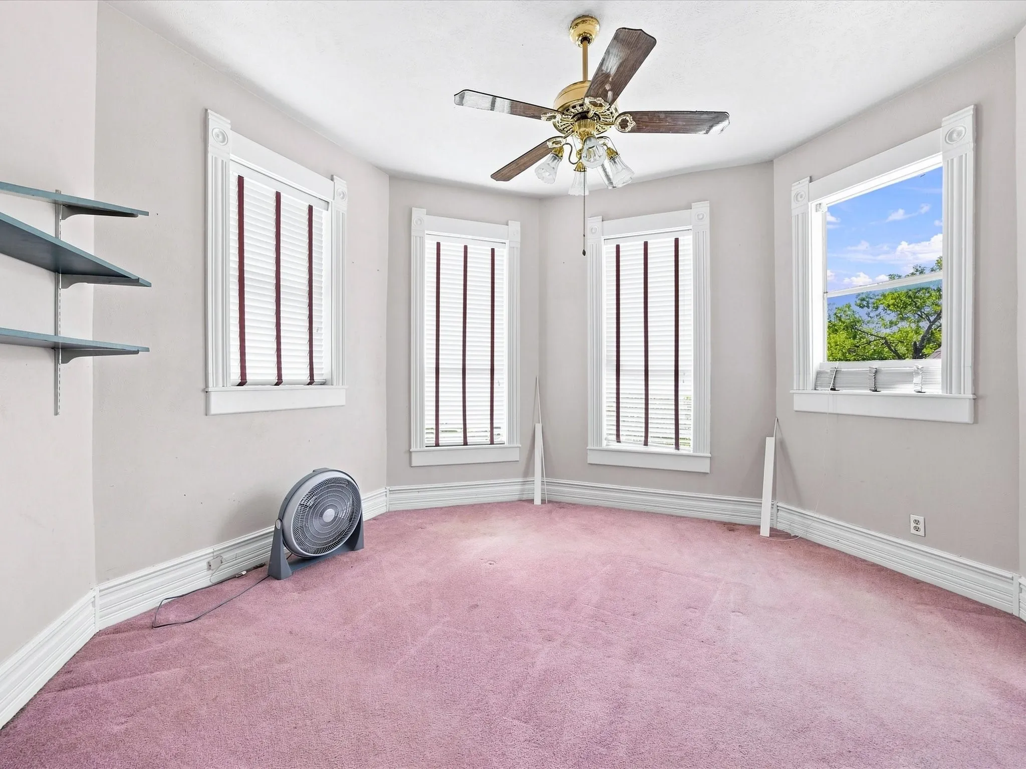 Single Family Residence For Sale in Ellis County , 504 W Knox Street, Ennis, Texas 75119, 3 Bedroom, 3 Bathroom, Garage spaces, 2,376 Sqft, built in 1910, mls#21378048, Real Estate Agent in Ennis, Homes For Sale in Ellis county, Homes For Sale in Ennis, Realtor in Ennis Texas, Real Estate Brokerage Independent Realty Texas, Luminita Cordes Realtor