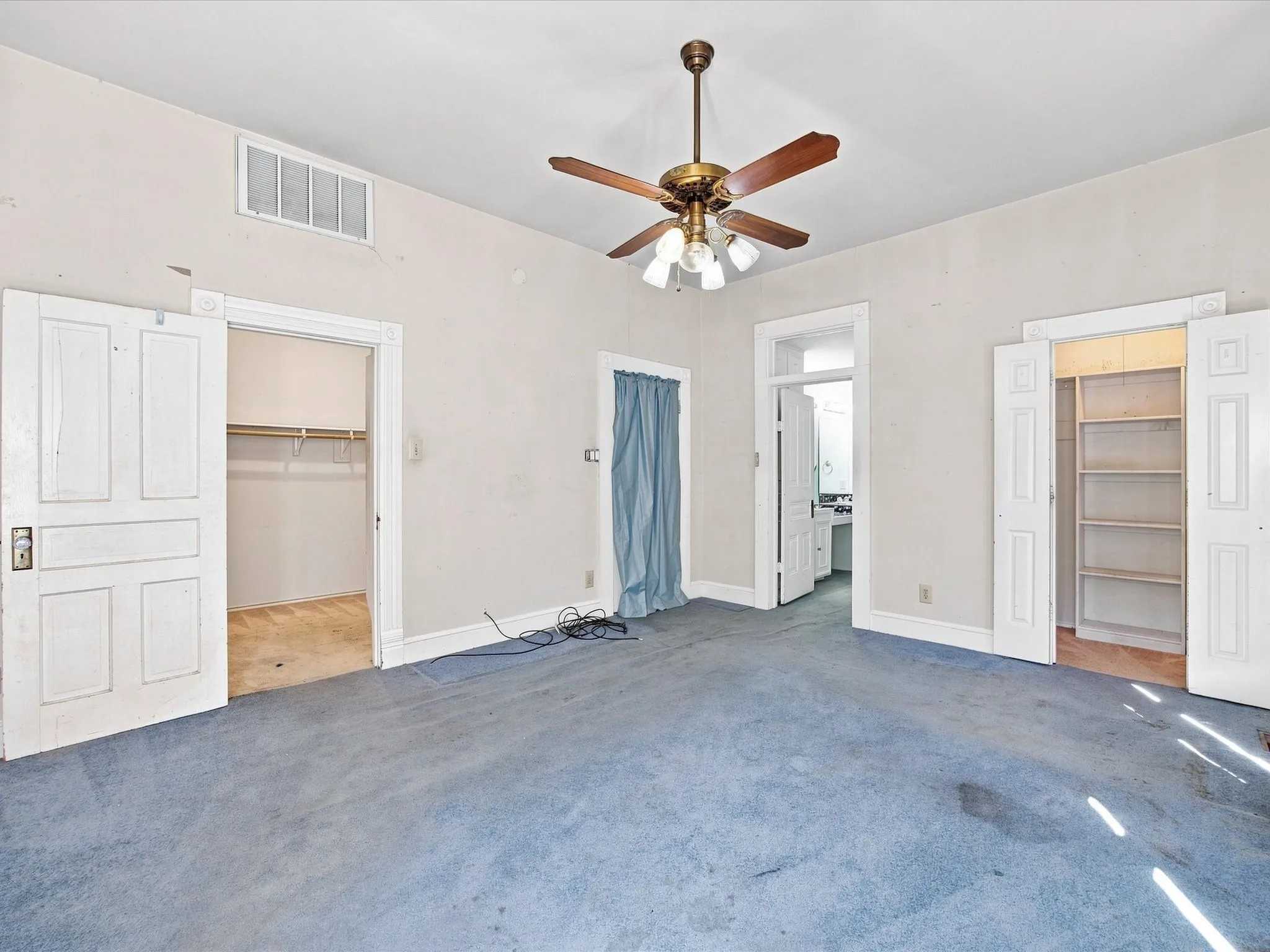 Single Family Residence For Sale in Ellis County , 504 W Knox Street, Ennis, Texas 75119, 3 Bedroom, 3 Bathroom, Garage spaces, 2,376 Sqft, built in 1910, mls#21378048, Real Estate Agent in Ennis, Homes For Sale in Ellis county, Homes For Sale in Ennis, Realtor in Ennis Texas, Real Estate Brokerage Independent Realty Texas, Luminita Cordes Realtor