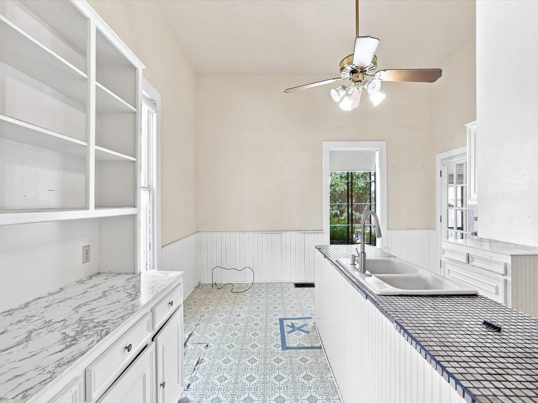 Single Family Residence For Sale in Ellis County , 504 W Knox Street, Ennis, Texas 75119, 3 Bedroom, 3 Bathroom, Garage spaces, 2,376 Sqft, built in 1910, mls#21378048, Real Estate Agent in Ennis, Homes For Sale in Ellis county, Homes For Sale in Ennis, Realtor in Ennis Texas, Real Estate Brokerage Independent Realty Texas, Luminita Cordes Realtor