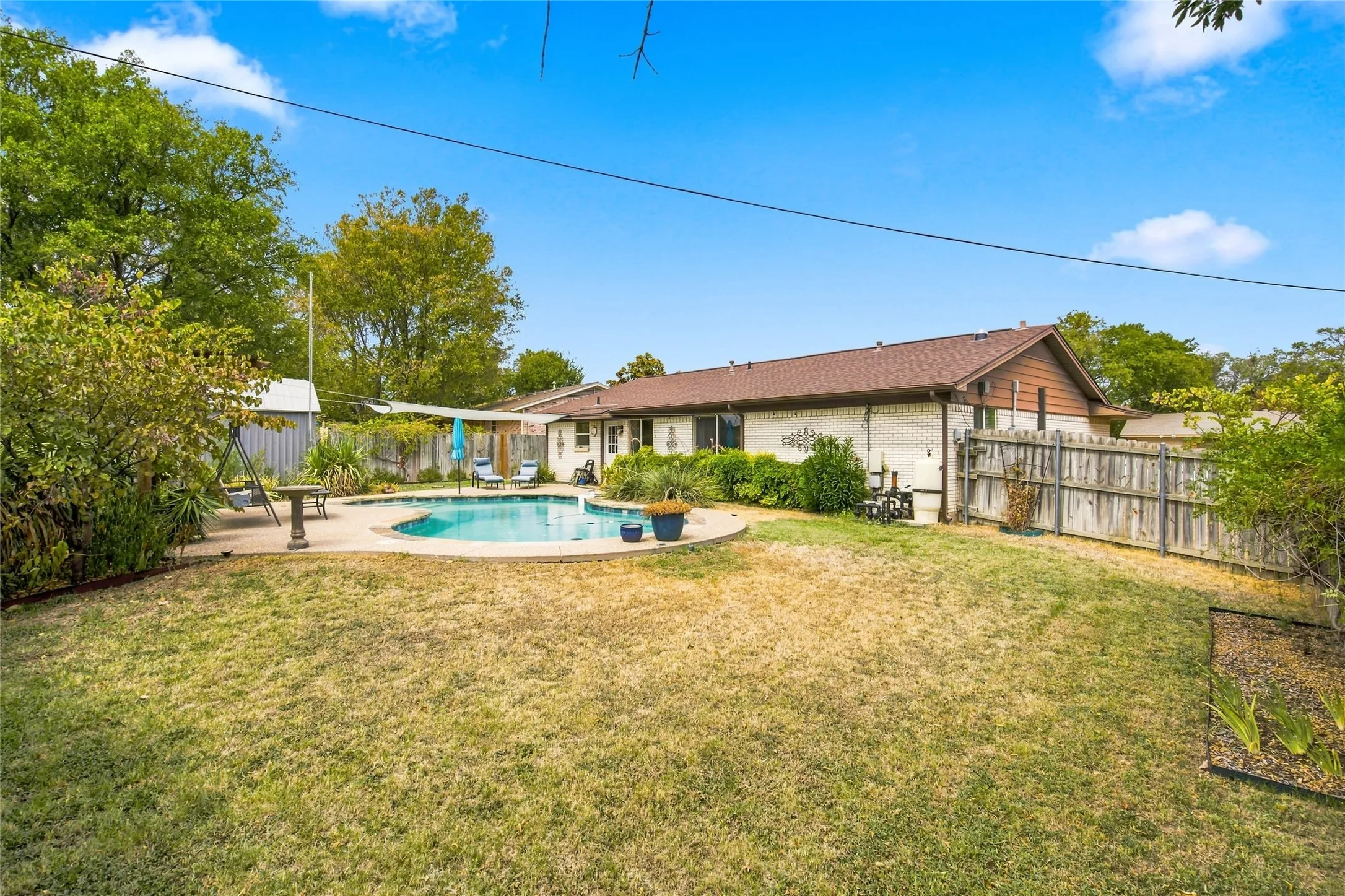 Single Family Residence For Sale in Denton County , 628 Apollo Drive, Denton, Texas 76209, 3 Bedroom, 2 Bathroom, 2 Garage spaces, 1,154 Sqft, built in 1965, mls#21380057, Real Estate Agent in Denton, Homes For Sale in Denton county, Homes For Sale in Denton, Realtor in Denton Texas, Real Estate Brokerage Independent Realty Texas, Luminita Cordes Realtor