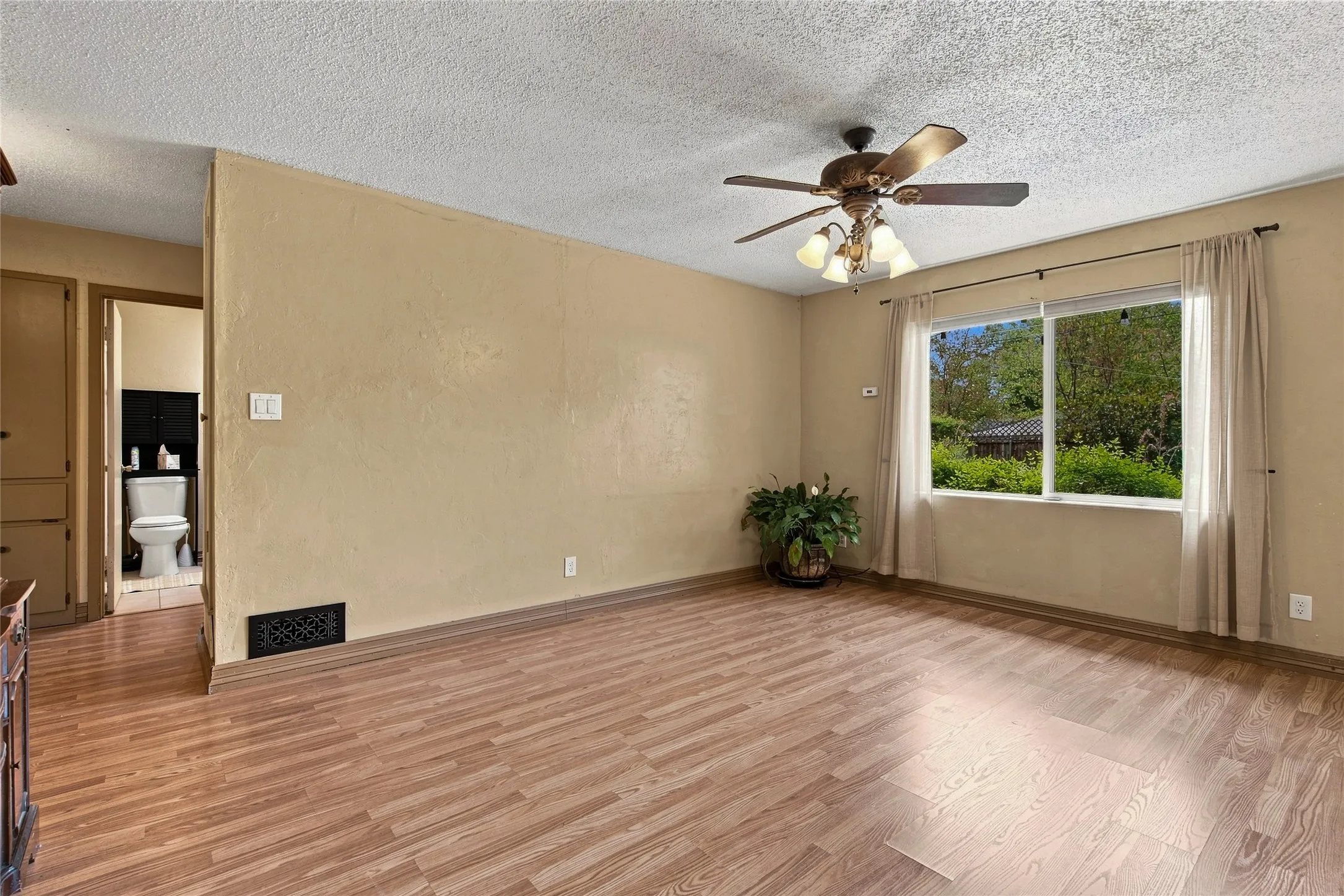 Single Family Residence For Sale in Denton County , 628 Apollo Drive, Denton, Texas 76209, 3 Bedroom, 2 Bathroom, 2 Garage spaces, 1,154 Sqft, built in 1965, mls#21380057, Real Estate Agent in Denton, Homes For Sale in Denton county, Homes For Sale in Denton, Realtor in Denton Texas, Real Estate Brokerage Independent Realty Texas, Luminita Cordes Realtor