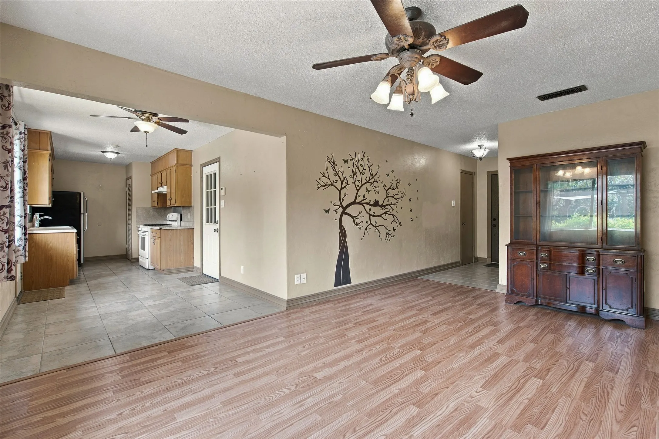 Single Family Residence For Sale in Denton County , 628 Apollo Drive, Denton, Texas 76209, 3 Bedroom, 2 Bathroom, 2 Garage spaces, 1,154 Sqft, built in 1965, mls#21380057, Real Estate Agent in Denton, Homes For Sale in Denton county, Homes For Sale in Denton, Realtor in Denton Texas, Real Estate Brokerage Independent Realty Texas, Luminita Cordes Realtor