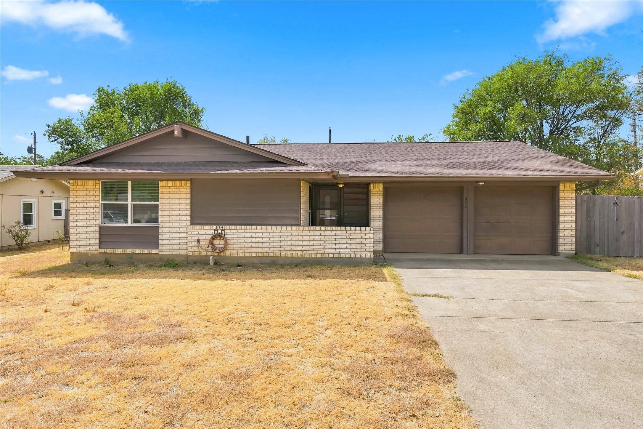 Single Family Residence For Sale in Denton County , 628 Apollo Drive, Denton, Texas 76209, 3 Bedroom, 2 Bathroom, 2 Garage spaces, 1,154 Sqft, built in 1965, mls#21380057, Real Estate Agent in Denton, Homes For Sale in Denton county, Homes For Sale in Denton, Realtor in Denton Texas, Real Estate Brokerage Independent Realty Texas, Luminita Cordes Realtor