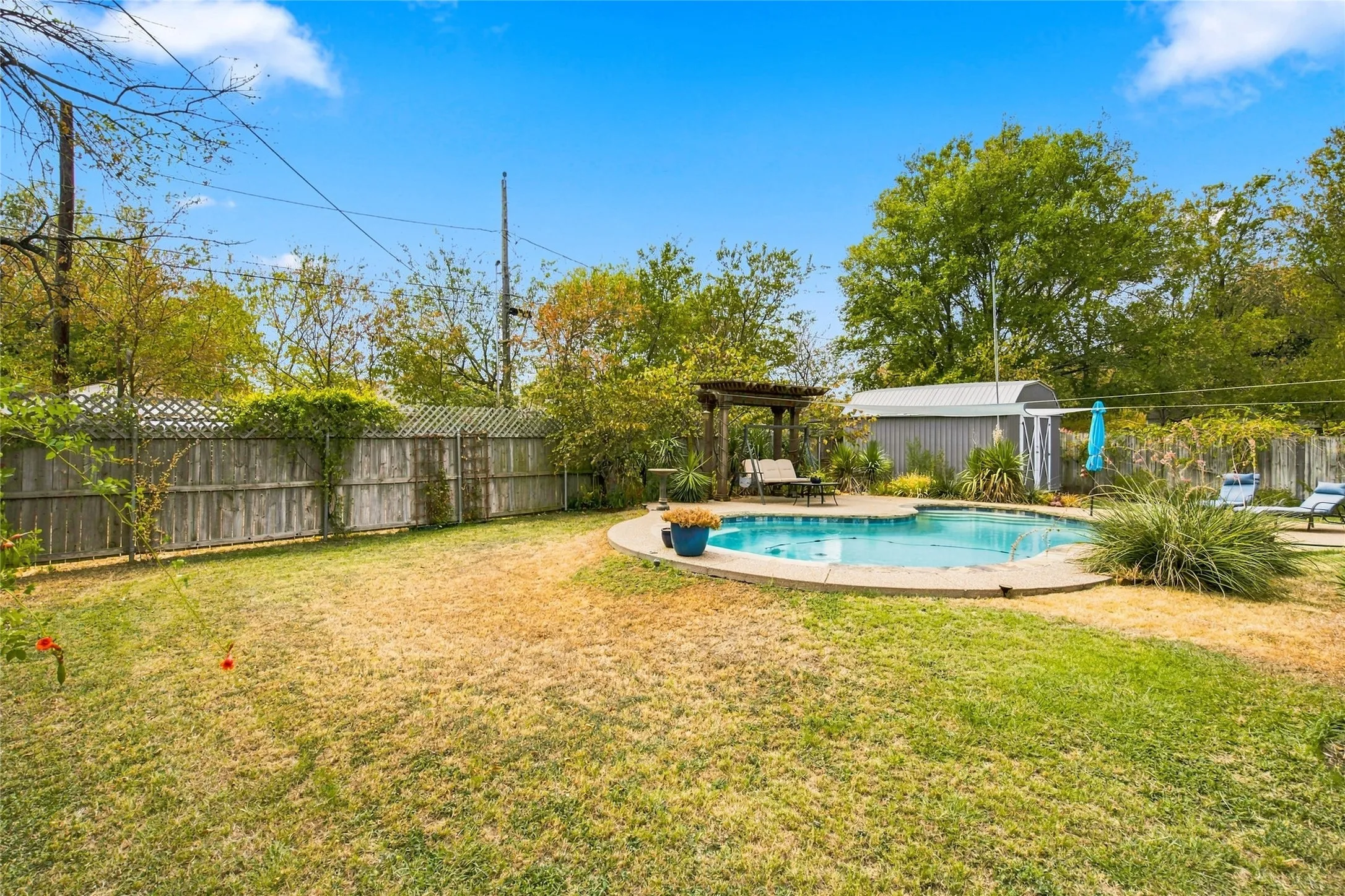 Single Family Residence For Sale in Denton County , 628 Apollo Drive, Denton, Texas 76209, 3 Bedroom, 2 Bathroom, 2 Garage spaces, 1,154 Sqft, built in 1965, mls#21380057, Real Estate Agent in Denton, Homes For Sale in Denton county, Homes For Sale in Denton, Realtor in Denton Texas, Real Estate Brokerage Independent Realty Texas, Luminita Cordes Realtor
