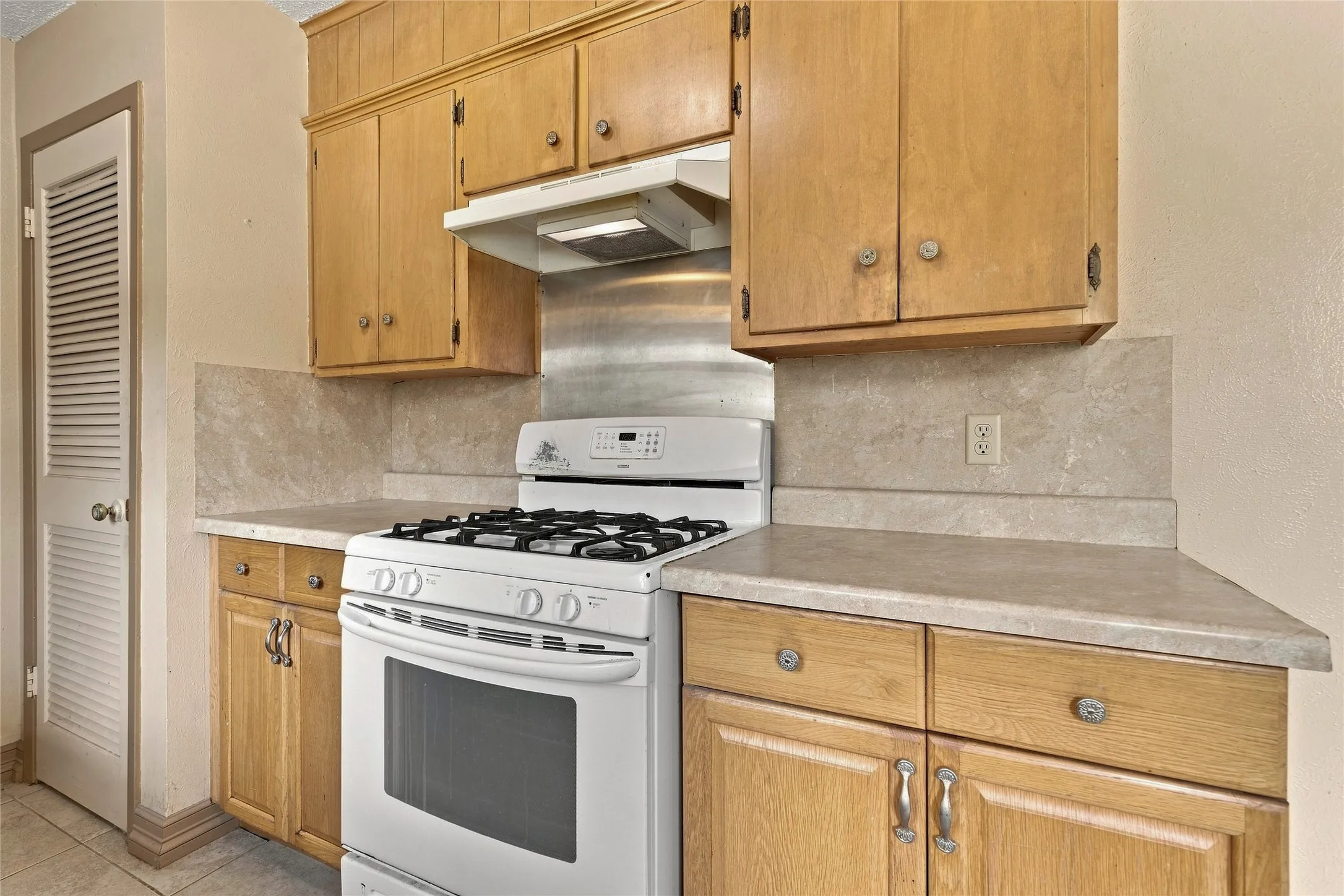 Single Family Residence For Sale in Denton County , 628 Apollo Drive, Denton, Texas 76209, 3 Bedroom, 2 Bathroom, 2 Garage spaces, 1,154 Sqft, built in 1965, mls#21380057, Real Estate Agent in Denton, Homes For Sale in Denton county, Homes For Sale in Denton, Realtor in Denton Texas, Real Estate Brokerage Independent Realty Texas, Luminita Cordes Realtor
