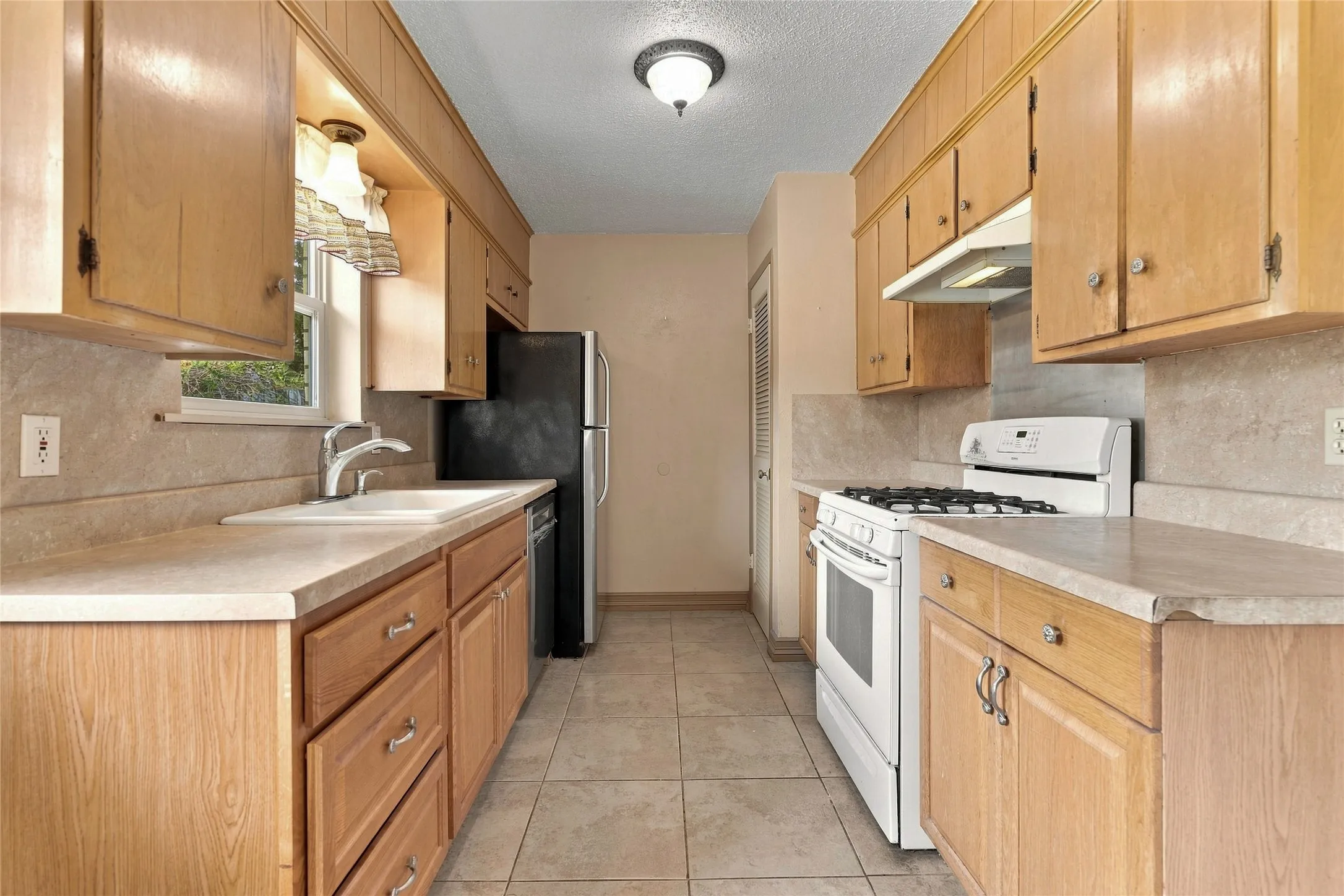 Single Family Residence For Sale in Denton County , 628 Apollo Drive, Denton, Texas 76209, 3 Bedroom, 2 Bathroom, 2 Garage spaces, 1,154 Sqft, built in 1965, mls#21380057, Real Estate Agent in Denton, Homes For Sale in Denton county, Homes For Sale in Denton, Realtor in Denton Texas, Real Estate Brokerage Independent Realty Texas, Luminita Cordes Realtor