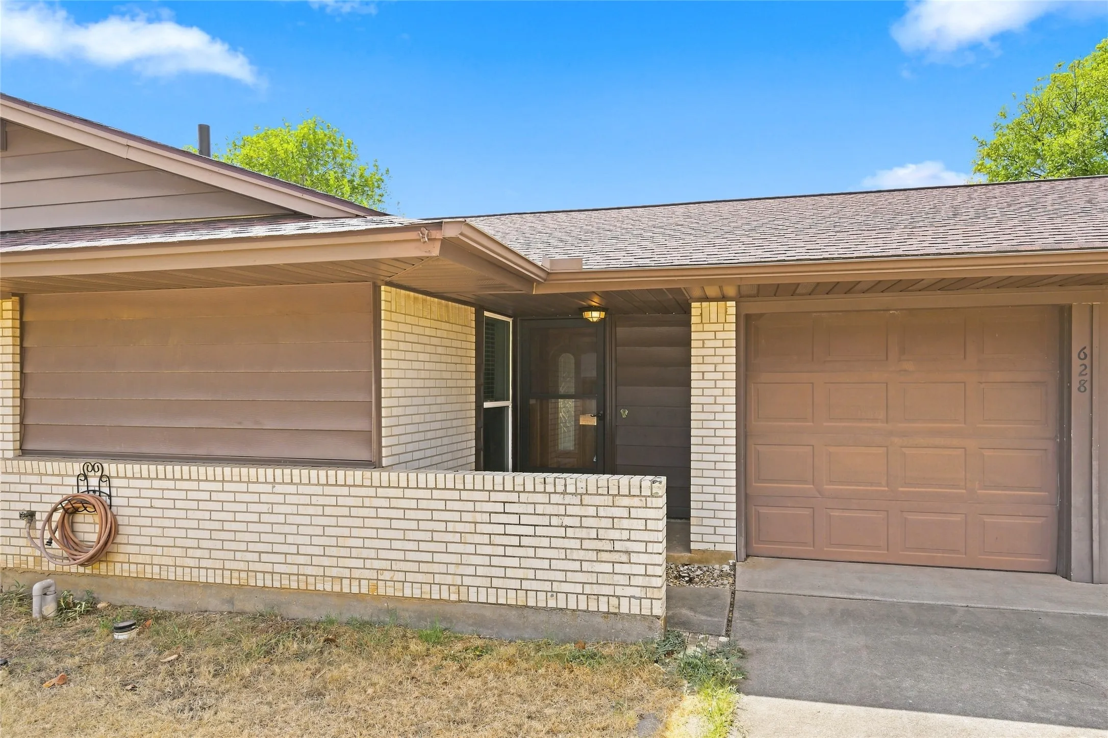 Single Family Residence For Sale in Denton County , 628 Apollo Drive, Denton, Texas 76209, 3 Bedroom, 2 Bathroom, 2 Garage spaces, 1,154 Sqft, built in 1965, mls#21380057, Real Estate Agent in Denton, Homes For Sale in Denton county, Homes For Sale in Denton, Realtor in Denton Texas, Real Estate Brokerage Independent Realty Texas, Luminita Cordes Realtor