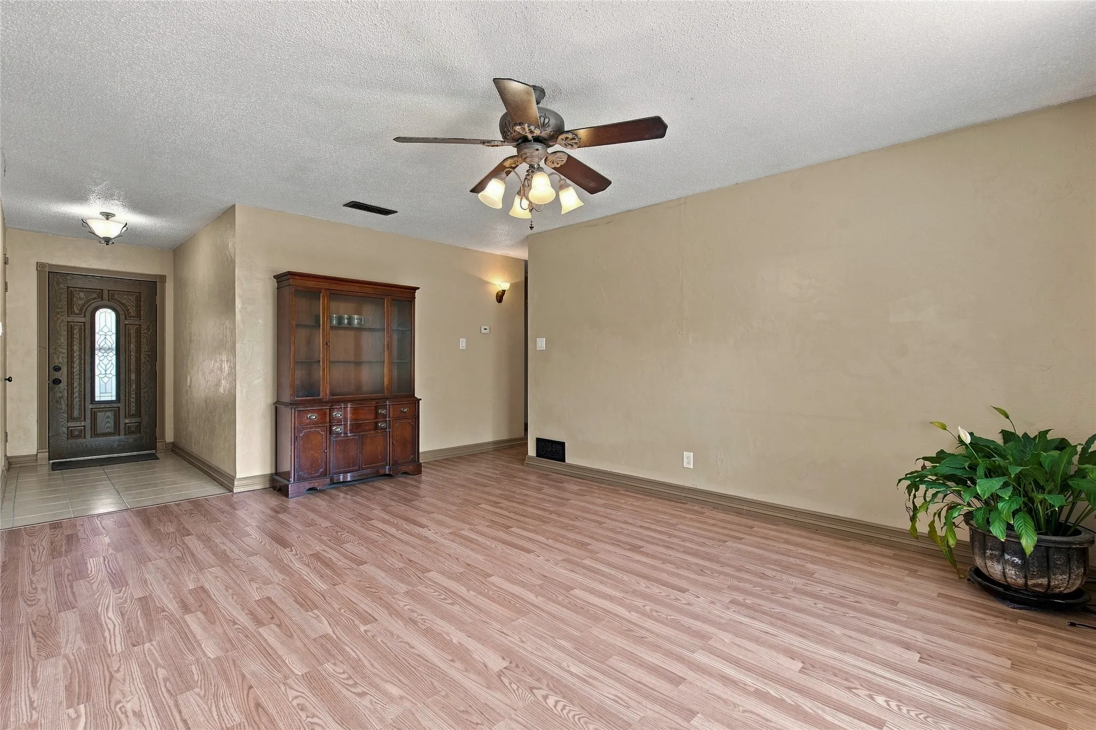 Single Family Residence For Sale in Denton County , 628 Apollo Drive, Denton, Texas 76209, 3 Bedroom, 2 Bathroom, 2 Garage spaces, 1,154 Sqft, built in 1965, mls#21380057, Real Estate Agent in Denton, Homes For Sale in Denton county, Homes For Sale in Denton, Realtor in Denton Texas, Real Estate Brokerage Independent Realty Texas, Luminita Cordes Realtor