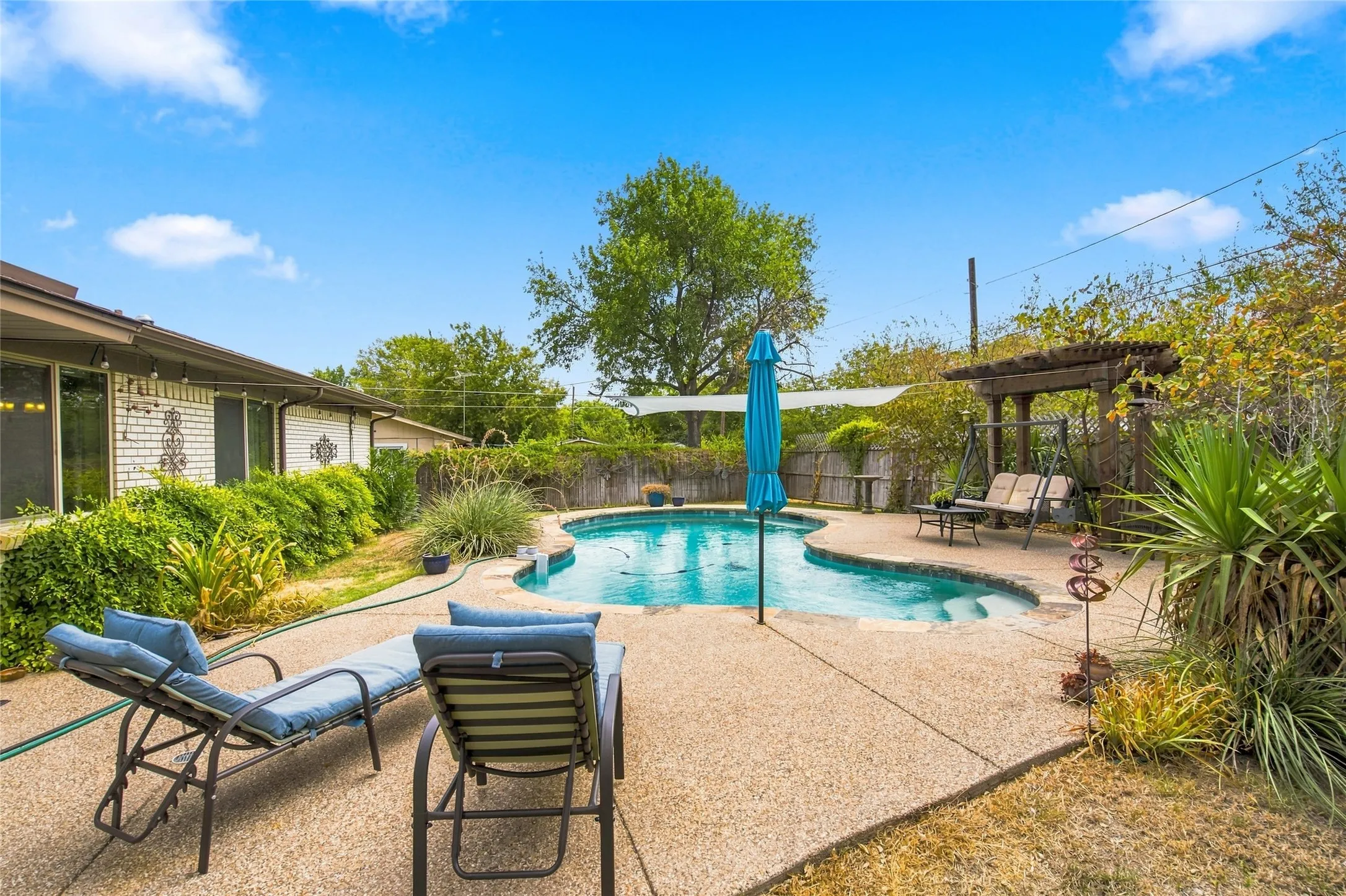 Single Family Residence For Sale in Denton County , 628 Apollo Drive, Denton, Texas 76209, 3 Bedroom, 2 Bathroom, 2 Garage spaces, 1,154 Sqft, built in 1965, mls#21380057, Real Estate Agent in Denton, Homes For Sale in Denton county, Homes For Sale in Denton, Realtor in Denton Texas, Real Estate Brokerage Independent Realty Texas, Luminita Cordes Realtor
