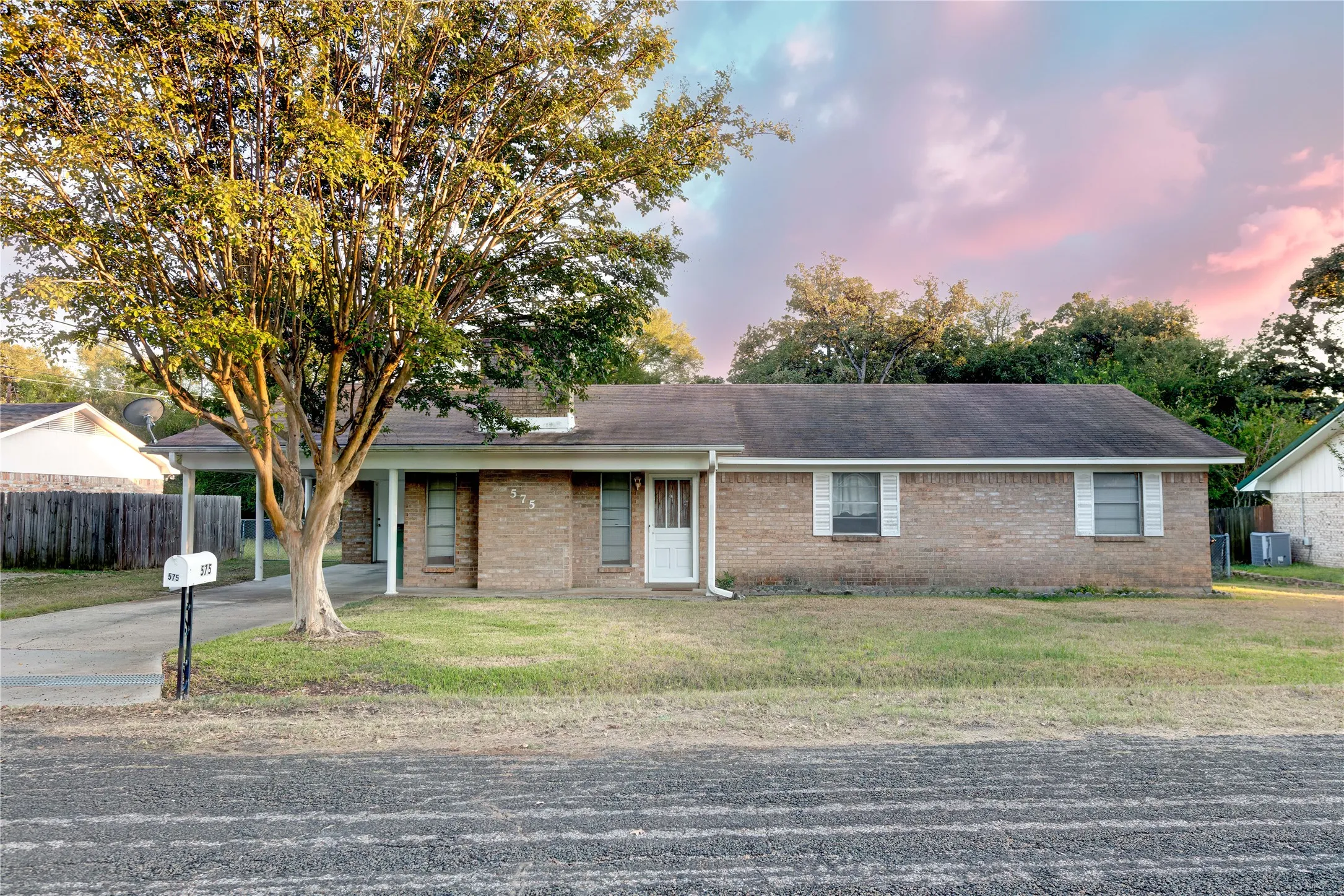 Single Family Residence For Sale in Freestone County , 575 Ferndale Lane, Fairfield, Texas 75840, 3 Bedroom, 2 Bathroom, Garage spaces, 1,488 Sqft, built in 1978, mls#21380064, Real Estate Agent in Fairfield, Homes For Sale in Freestone county, Homes For Sale in Fairfield, Realtor in Fairfield Texas, Real Estate Brokerage Independent Realty Texas, Luminita Cordes Realtor