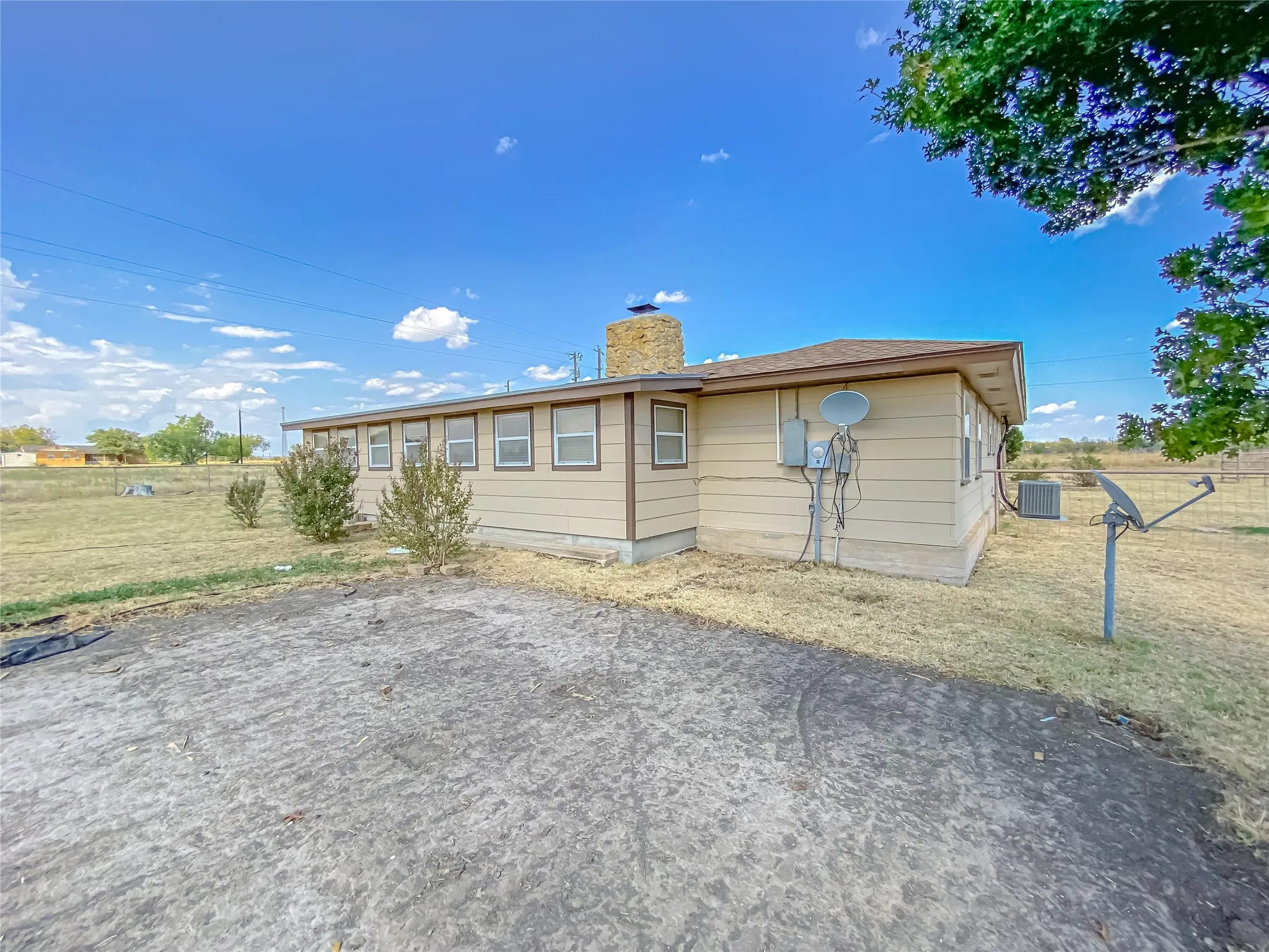 Single Family Residence For Sale in Taylor County , 520 Greenfield Road, Abilene, Texas 79602, 3 Bedroom, 2 Bathroom, 2 Garage spaces, 1,942 Sqft, built in 1974, mls#21377405, Real Estate Agent in Abilene, Homes For Sale in Taylor county, Homes For Sale in Abilene, Realtor in Abilene Texas, Real Estate Brokerage Independent Realty Texas, Luminita Cordes Realtor