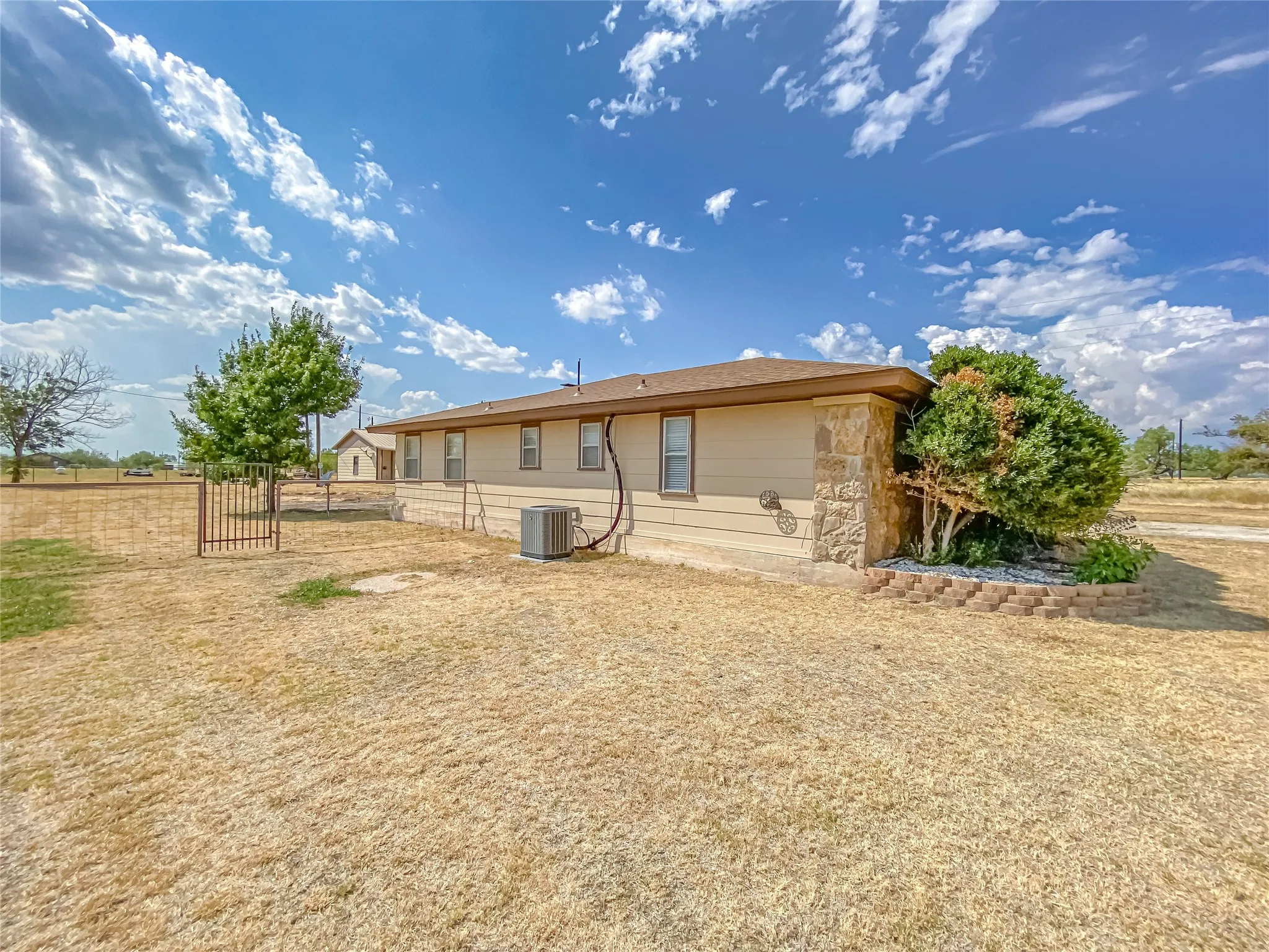Single Family Residence For Sale in Taylor County , 520 Greenfield Road, Abilene, Texas 79602, 3 Bedroom, 2 Bathroom, 2 Garage spaces, 1,942 Sqft, built in 1974, mls#21377405, Real Estate Agent in Abilene, Homes For Sale in Taylor county, Homes For Sale in Abilene, Realtor in Abilene Texas, Real Estate Brokerage Independent Realty Texas, Luminita Cordes Realtor
