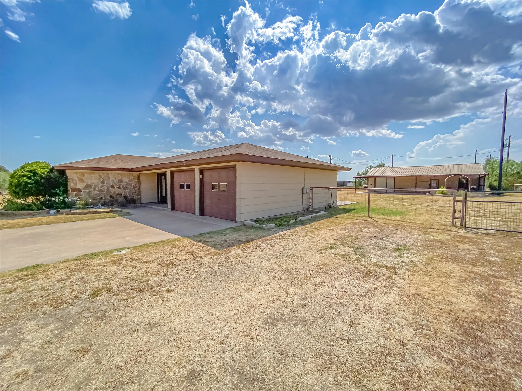 Single Family Residence For Sale in Taylor County , 520 Greenfield Road, Abilene, Texas 79602, 3 Bedroom, 2 Bathroom, 2 Garage spaces, 1,942 Sqft, built in 1974, mls#21377405, Real Estate Agent in Abilene, Homes For Sale in Taylor county, Homes For Sale in Abilene, Realtor in Abilene Texas, Real Estate Brokerage Independent Realty Texas, Luminita Cordes Realtor