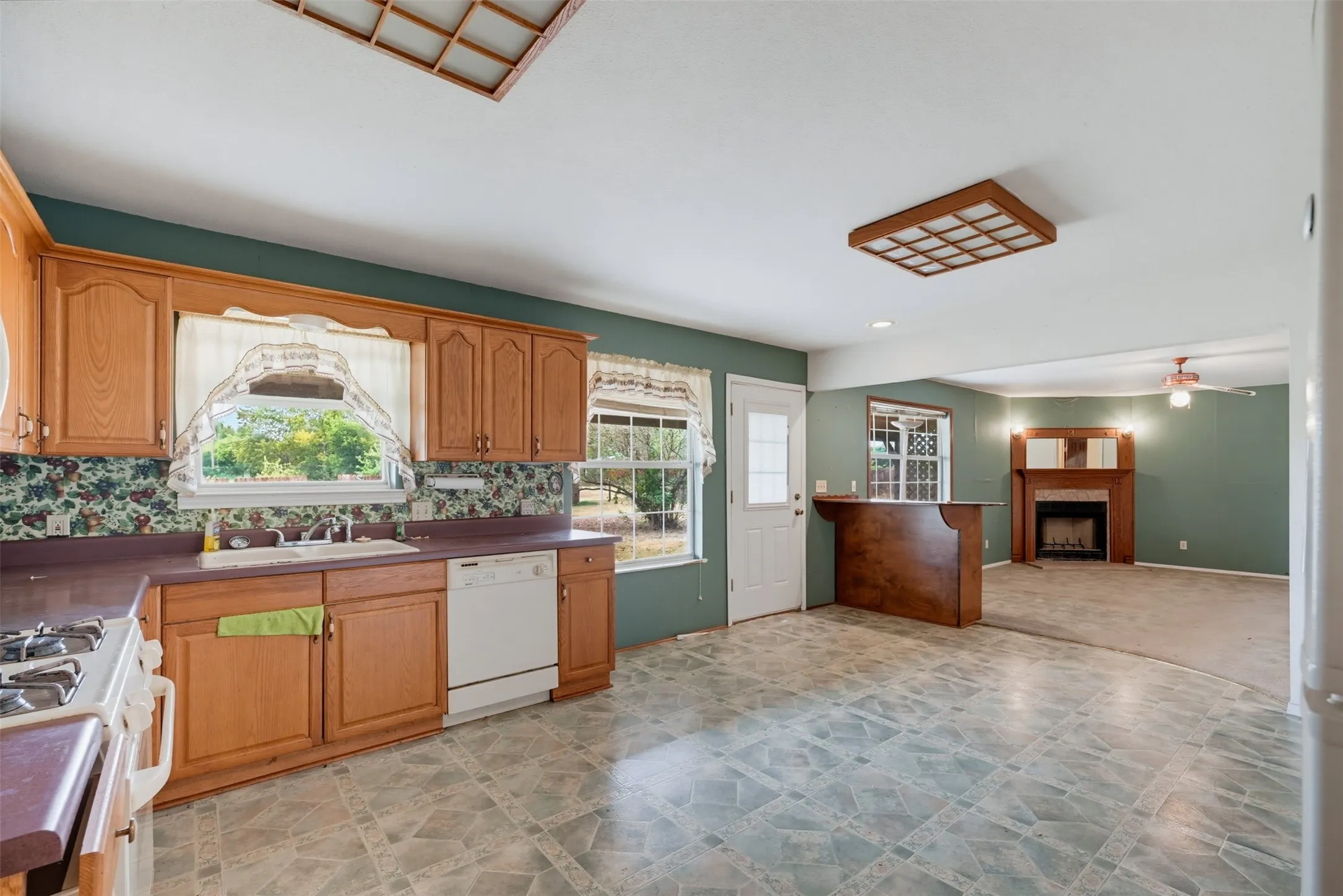 Single Family Residence For Sale in Johnson County , 545 County Road 1110a, Cleburne, Texas 76031, 3 Bedroom, 2 Bathroom, Garage spaces, 1,700 Sqft, built in 1998, mls#21380071, Real Estate Agent in Cleburne, Homes For Sale in Johnson county, Homes For Sale in Cleburne, Realtor in Cleburne Texas, Real Estate Brokerage Independent Realty Texas, Luminita Cordes Realtor