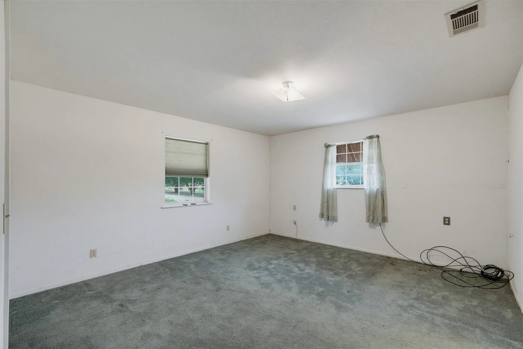 Single Family Residence For Sale in Johnson County , 545 County Road 1110a, Cleburne, Texas 76031, 3 Bedroom, 2 Bathroom, Garage spaces, 1,700 Sqft, built in 1998, mls#21380071, Real Estate Agent in Cleburne, Homes For Sale in Johnson county, Homes For Sale in Cleburne, Realtor in Cleburne Texas, Real Estate Brokerage Independent Realty Texas, Luminita Cordes Realtor