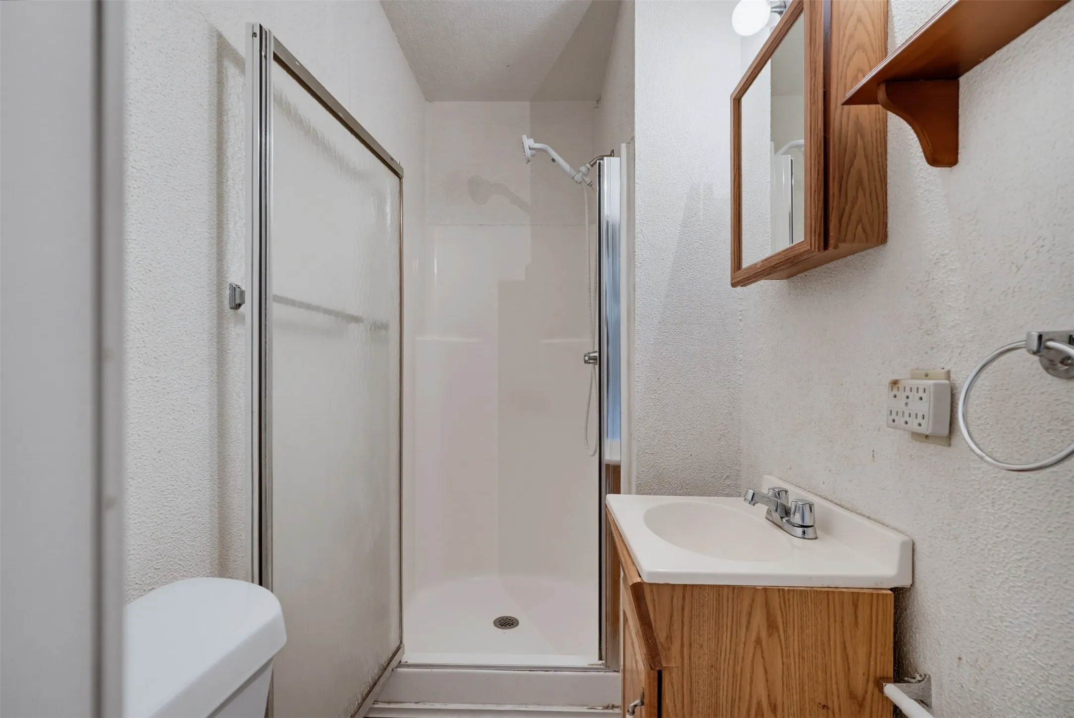 Single Family Residence For Sale in Johnson County , 545 County Road 1110a, Cleburne, Texas 76031, 3 Bedroom, 2 Bathroom, Garage spaces, 1,700 Sqft, built in 1998, mls#21380071, Real Estate Agent in Cleburne, Homes For Sale in Johnson county, Homes For Sale in Cleburne, Realtor in Cleburne Texas, Real Estate Brokerage Independent Realty Texas, Luminita Cordes Realtor