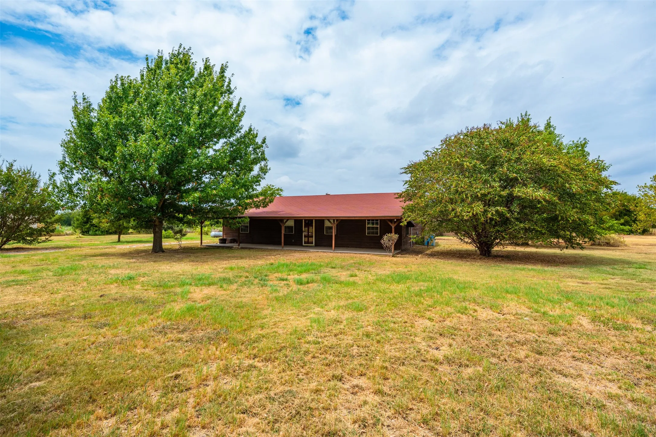Single Family Residence For Sale in Johnson County , 545 County Road 1110a, Cleburne, Texas 76031, 3 Bedroom, 2 Bathroom, Garage spaces, 1,700 Sqft, built in 1998, mls#21380071, Real Estate Agent in Cleburne, Homes For Sale in Johnson county, Homes For Sale in Cleburne, Realtor in Cleburne Texas, Real Estate Brokerage Independent Realty Texas, Luminita Cordes Realtor