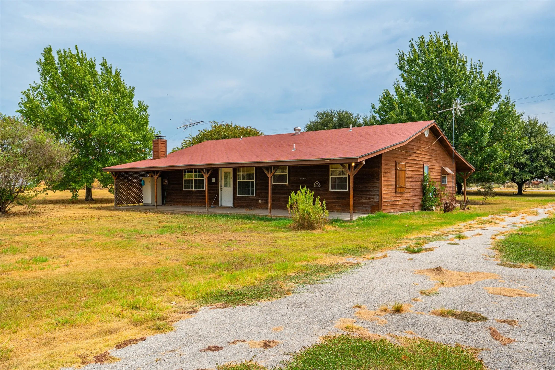 Single Family Residence For Sale in Johnson County , 545 County Road 1110a, Cleburne, Texas 76031, 3 Bedroom, 2 Bathroom, Garage spaces, 1,700 Sqft, built in 1998, mls#21380071, Real Estate Agent in Cleburne, Homes For Sale in Johnson county, Homes For Sale in Cleburne, Realtor in Cleburne Texas, Real Estate Brokerage Independent Realty Texas, Luminita Cordes Realtor
