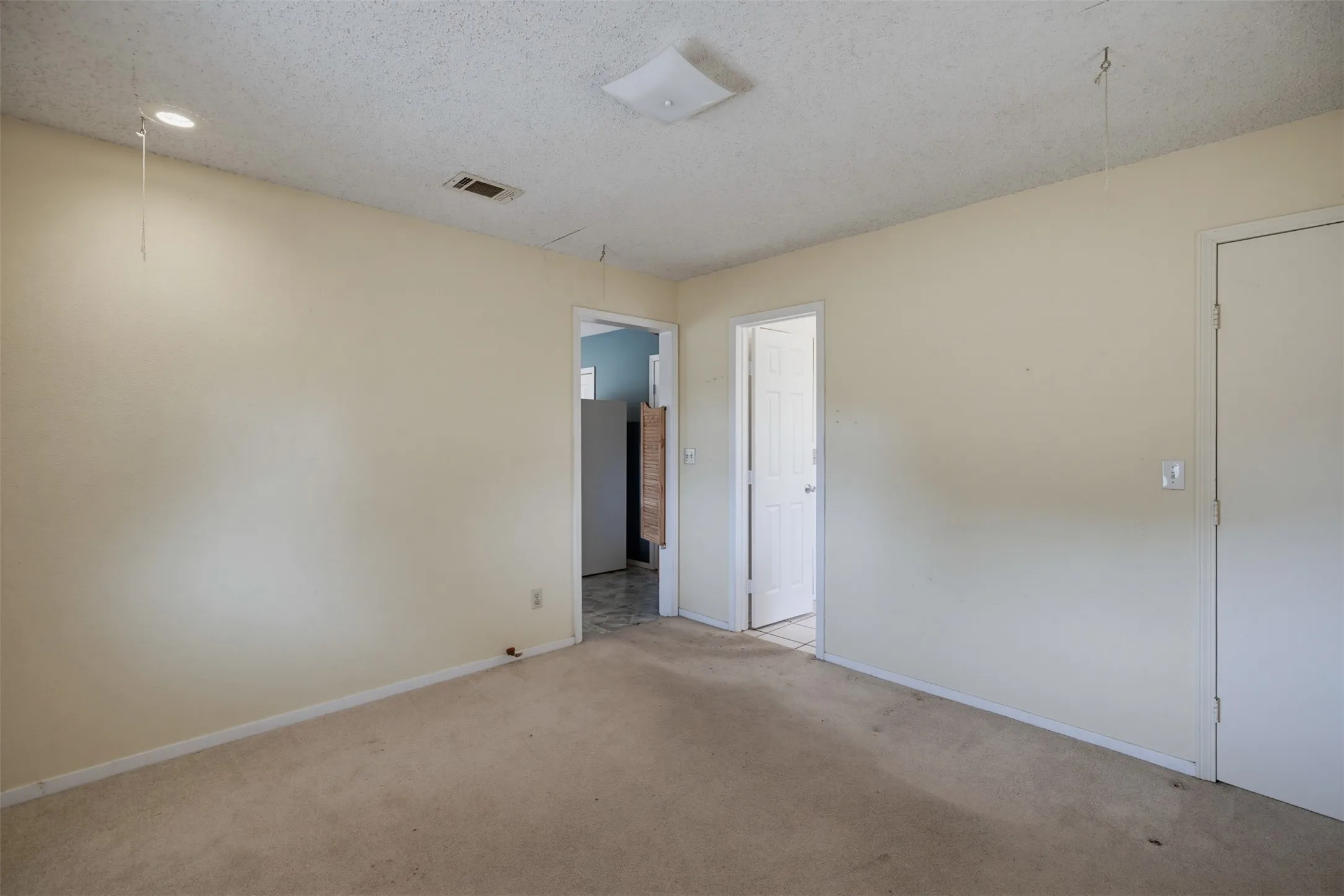 Single Family Residence For Sale in Johnson County , 545 County Road 1110a, Cleburne, Texas 76031, 3 Bedroom, 2 Bathroom, Garage spaces, 1,700 Sqft, built in 1998, mls#21380071, Real Estate Agent in Cleburne, Homes For Sale in Johnson county, Homes For Sale in Cleburne, Realtor in Cleburne Texas, Real Estate Brokerage Independent Realty Texas, Luminita Cordes Realtor