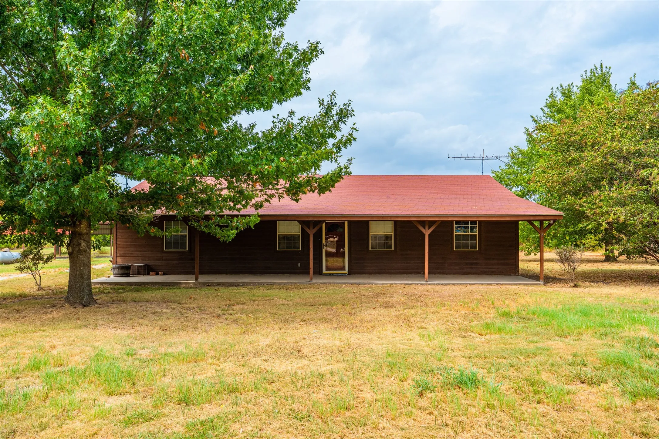 Single Family Residence For Sale in Johnson County , 545 County Road 1110a, Cleburne, Texas 76031, 3 Bedroom, 2 Bathroom, Garage spaces, 1,700 Sqft, built in 1998, mls#21380071, Real Estate Agent in Cleburne, Homes For Sale in Johnson county, Homes For Sale in Cleburne, Realtor in Cleburne Texas, Real Estate Brokerage Independent Realty Texas, Luminita Cordes Realtor