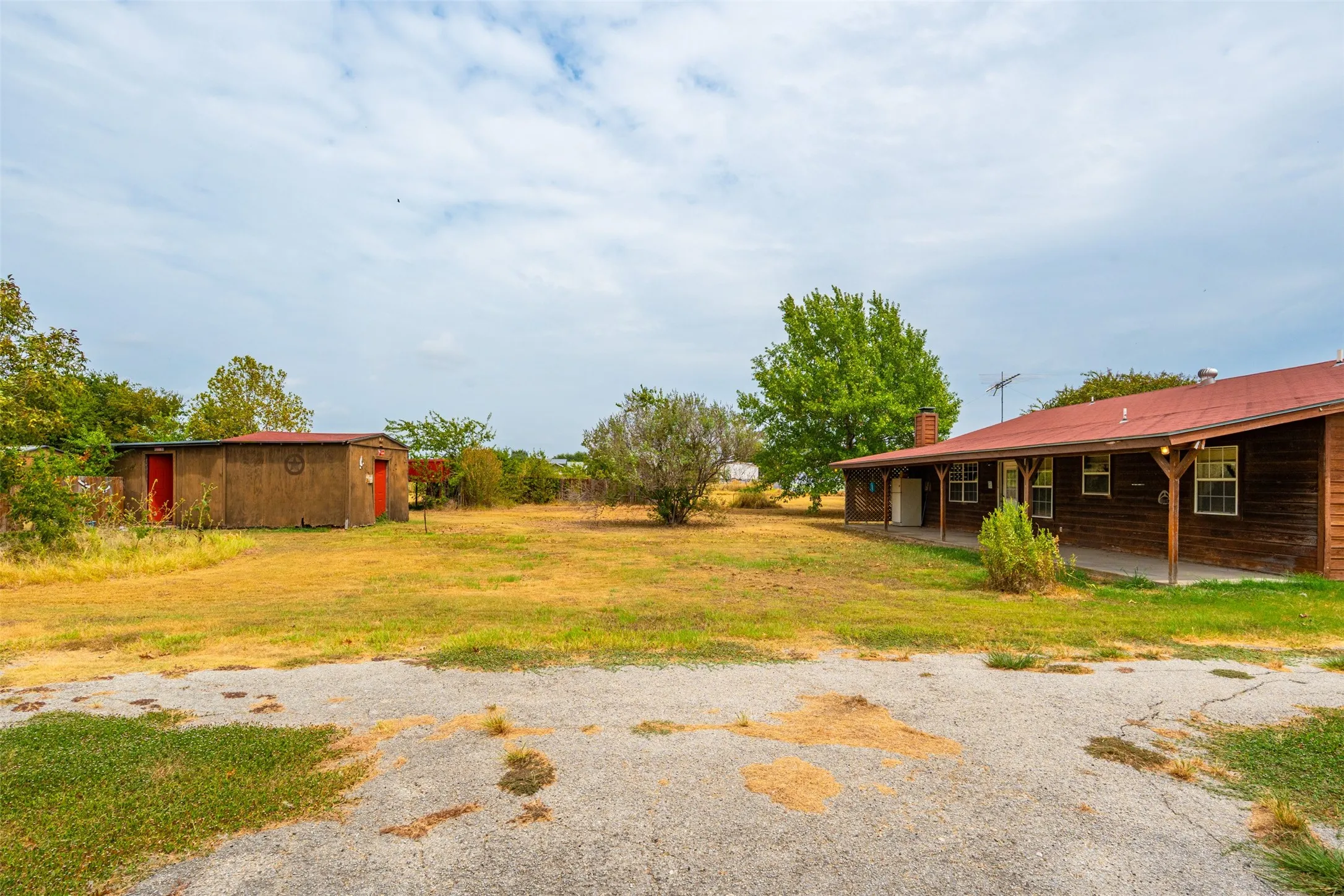 Single Family Residence For Sale in Johnson County , 545 County Road 1110a, Cleburne, Texas 76031, 3 Bedroom, 2 Bathroom, Garage spaces, 1,700 Sqft, built in 1998, mls#21380071, Real Estate Agent in Cleburne, Homes For Sale in Johnson county, Homes For Sale in Cleburne, Realtor in Cleburne Texas, Real Estate Brokerage Independent Realty Texas, Luminita Cordes Realtor