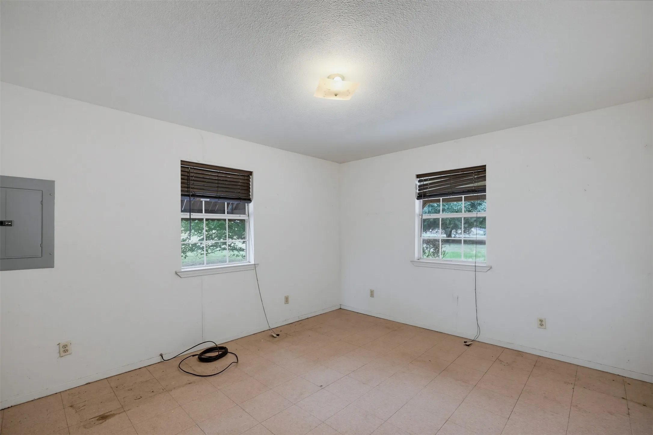 Single Family Residence For Sale in Johnson County , 545 County Road 1110a, Cleburne, Texas 76031, 3 Bedroom, 2 Bathroom, Garage spaces, 1,700 Sqft, built in 1998, mls#21380071, Real Estate Agent in Cleburne, Homes For Sale in Johnson county, Homes For Sale in Cleburne, Realtor in Cleburne Texas, Real Estate Brokerage Independent Realty Texas, Luminita Cordes Realtor