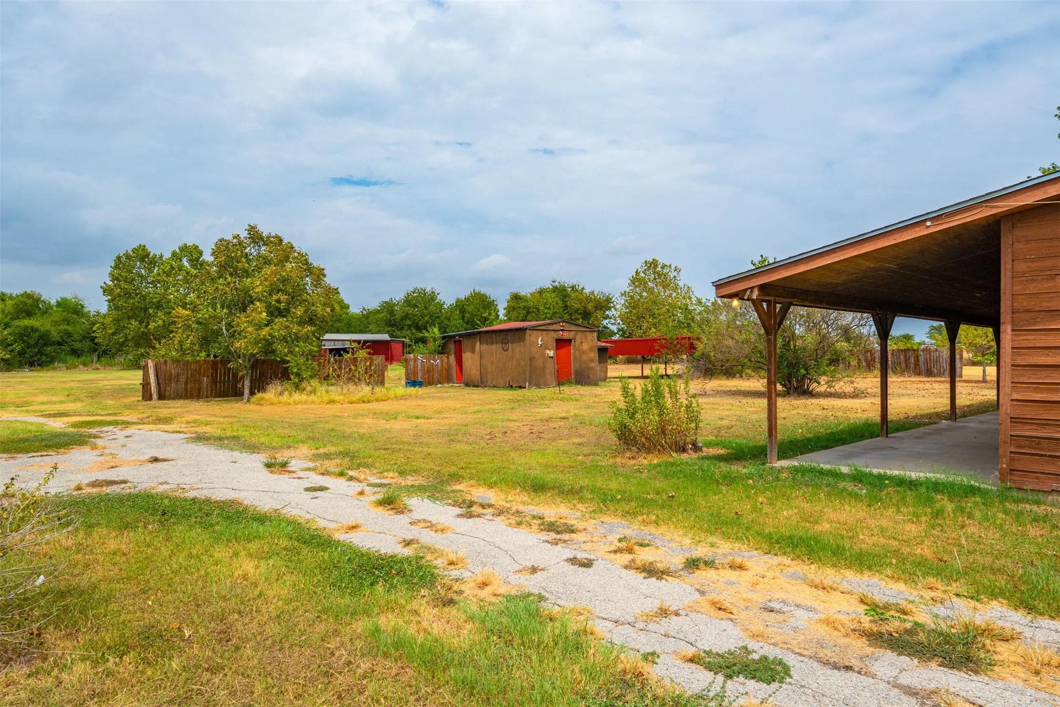 Single Family Residence For Sale in Johnson County , 545 County Road 1110a, Cleburne, Texas 76031, 3 Bedroom, 2 Bathroom, Garage spaces, 1,700 Sqft, built in 1998, mls#21380071, Real Estate Agent in Cleburne, Homes For Sale in Johnson county, Homes For Sale in Cleburne, Realtor in Cleburne Texas, Real Estate Brokerage Independent Realty Texas, Luminita Cordes Realtor