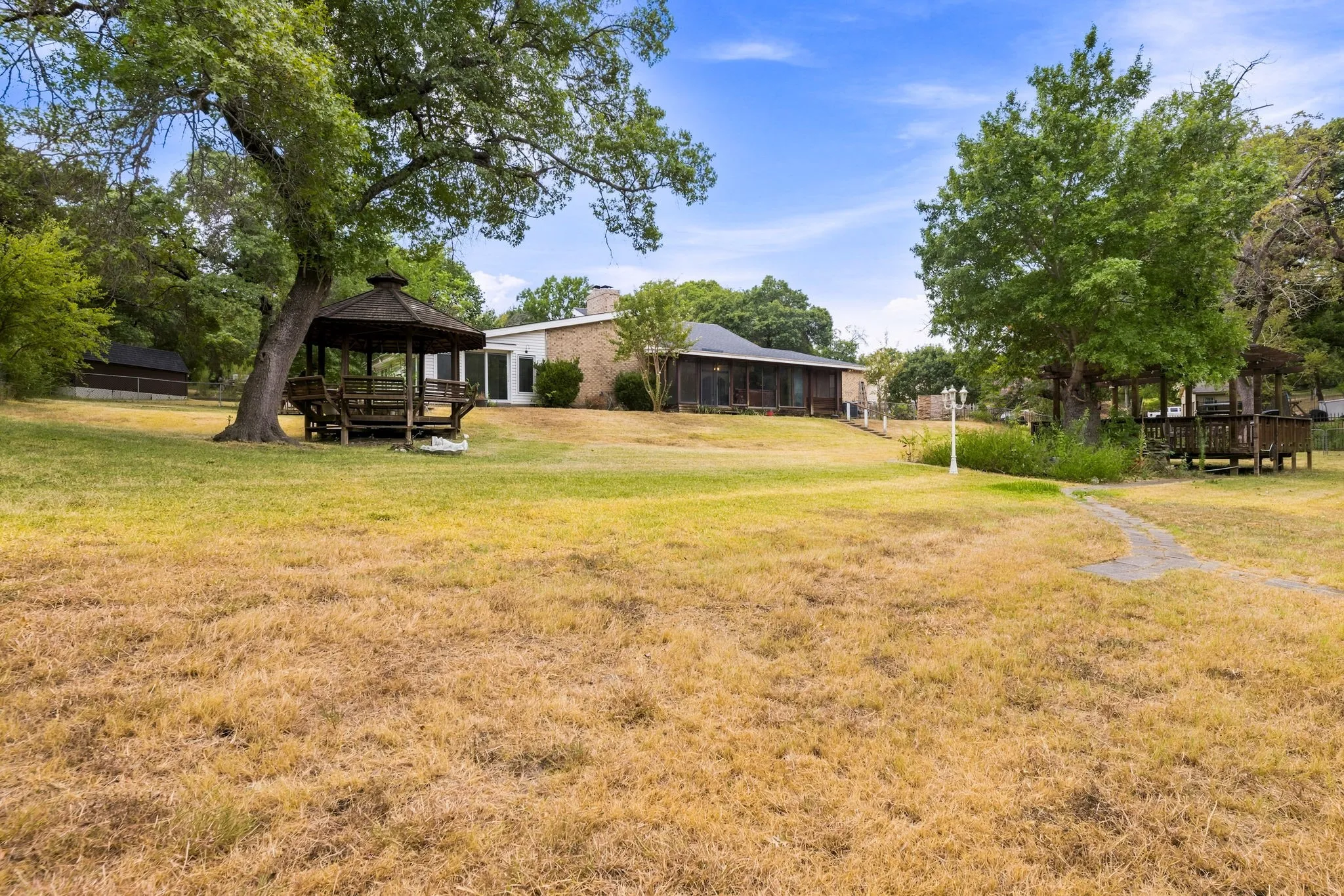 Single Family Residence For Sale in Dallas County , 6049 W Red Bird Lane, Dallas, Texas 75236, 2 Bedroom, 3 Bathroom, 2 Garage spaces, 2,584 Sqft, built in 1983, mls#21379321, Real Estate Agent in Dallas, Homes For Sale in Dallas county, Homes For Sale in Dallas, Realtor in Dallas Texas, Real Estate Brokerage Independent Realty Texas, Luminita Cordes Realtor