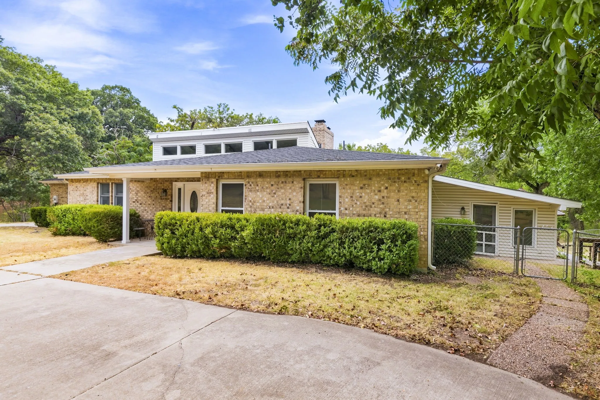 Single Family Residence For Sale in Dallas County , 6049 W Red Bird Lane, Dallas, Texas 75236, 2 Bedroom, 3 Bathroom, 2 Garage spaces, 2,584 Sqft, built in 1983, mls#21379321, Real Estate Agent in Dallas, Homes For Sale in Dallas county, Homes For Sale in Dallas, Realtor in Dallas Texas, Real Estate Brokerage Independent Realty Texas, Luminita Cordes Realtor
