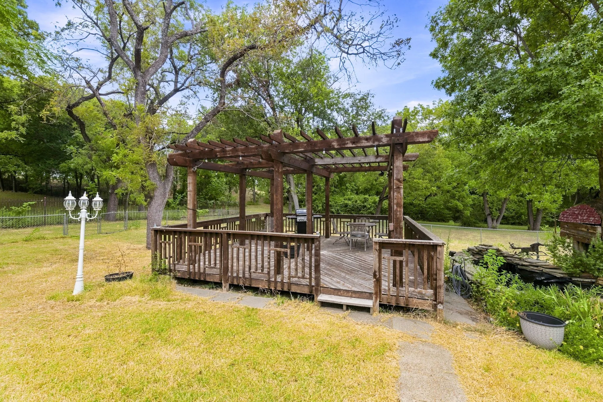 Single Family Residence For Sale in Dallas County , 6049 W Red Bird Lane, Dallas, Texas 75236, 2 Bedroom, 3 Bathroom, 2 Garage spaces, 2,584 Sqft, built in 1983, mls#21379321, Real Estate Agent in Dallas, Homes For Sale in Dallas county, Homes For Sale in Dallas, Realtor in Dallas Texas, Real Estate Brokerage Independent Realty Texas, Luminita Cordes Realtor