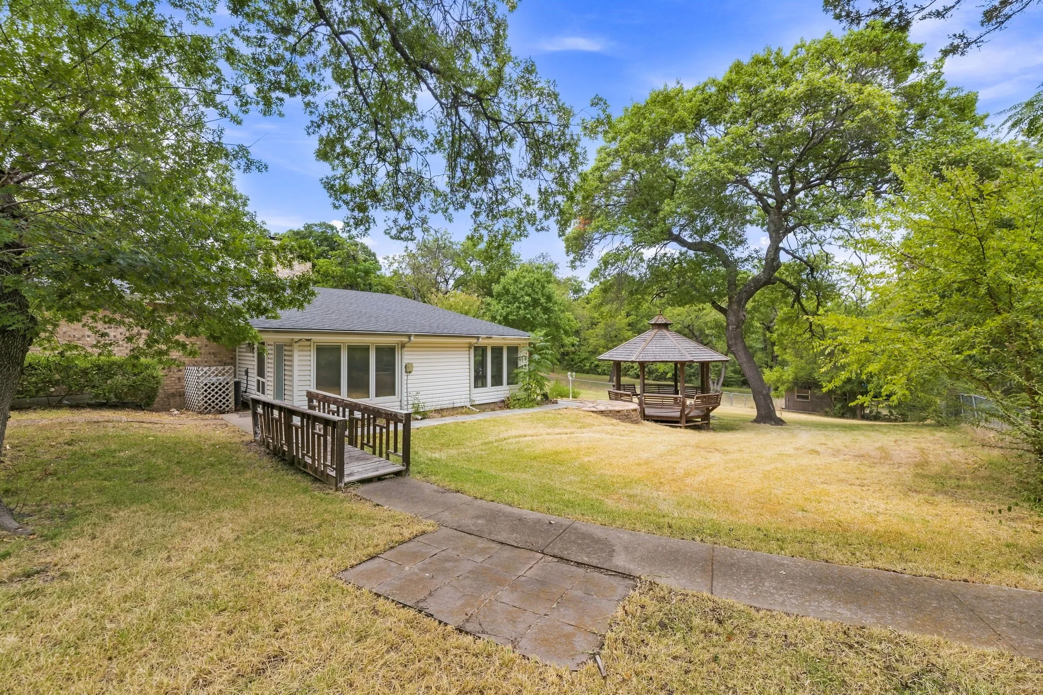 Single Family Residence For Sale in Dallas County , 6049 W Red Bird Lane, Dallas, Texas 75236, 2 Bedroom, 3 Bathroom, 2 Garage spaces, 2,584 Sqft, built in 1983, mls#21379321, Real Estate Agent in Dallas, Homes For Sale in Dallas county, Homes For Sale in Dallas, Realtor in Dallas Texas, Real Estate Brokerage Independent Realty Texas, Luminita Cordes Realtor