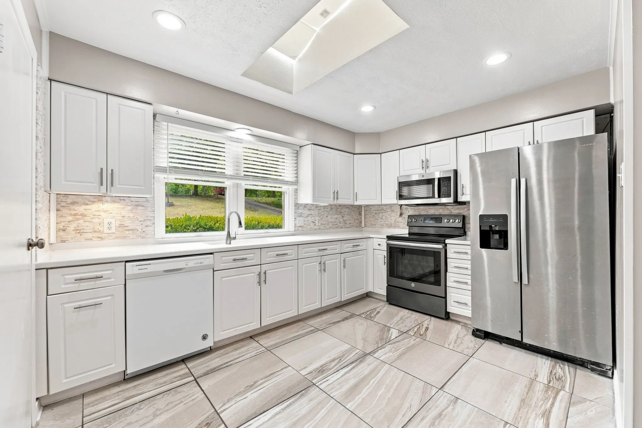 Single Family Residence For Sale in Dallas County , 6049 W Red Bird Lane, Dallas, Texas 75236, 2 Bedroom, 3 Bathroom, 2 Garage spaces, 2,584 Sqft, built in 1983, mls#21379321, Real Estate Agent in Dallas, Homes For Sale in Dallas county, Homes For Sale in Dallas, Realtor in Dallas Texas, Real Estate Brokerage Independent Realty Texas, Luminita Cordes Realtor